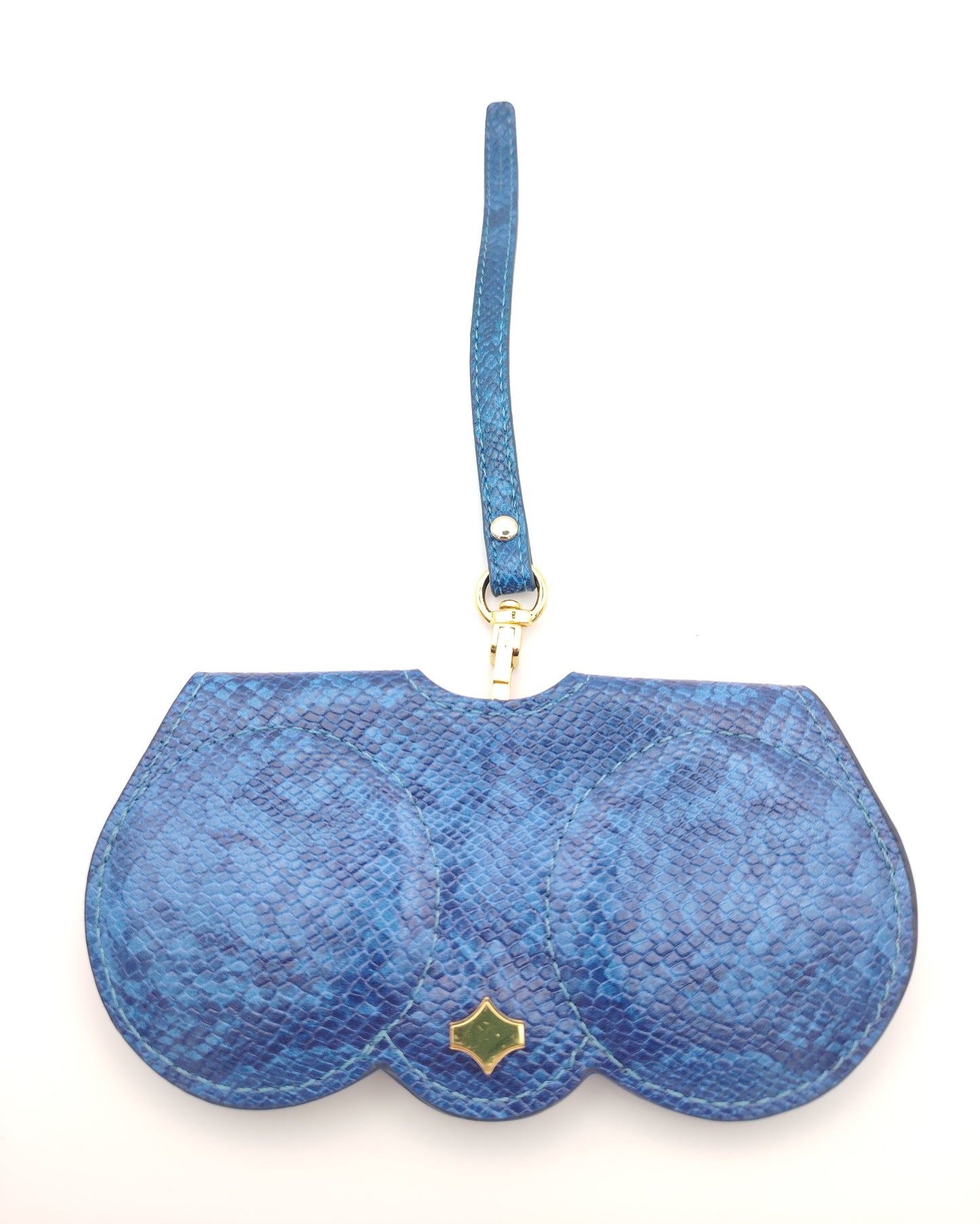 estuche cover chic en acabado efecto piel de serpiente azul, con asa desmontable y detalle dorado, ideal para colgar del bolso