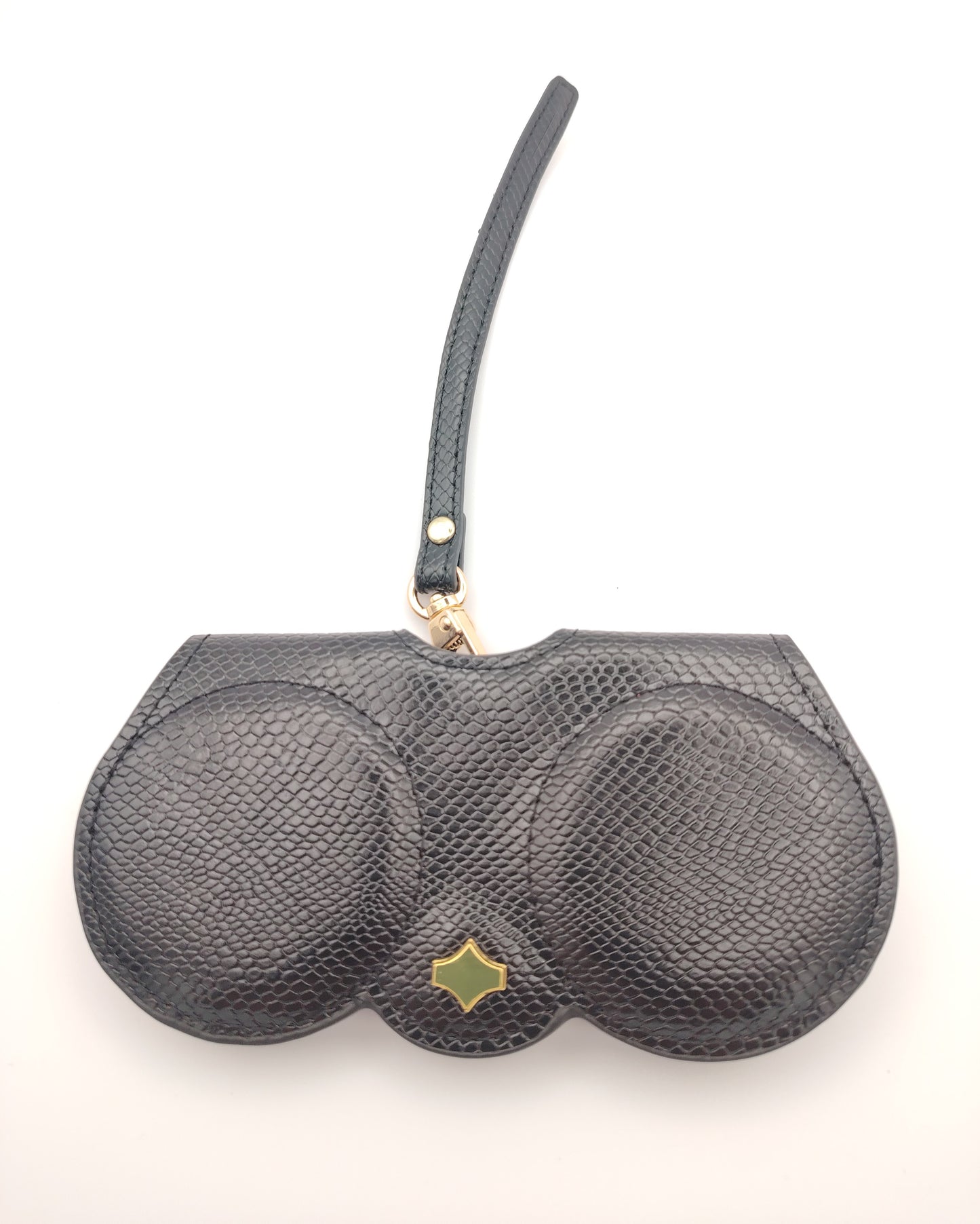 estuche cover chic en acabado efecto piel de serpiente negro, con asa desmontable y detalle dorado, ideal para colgar del bolso