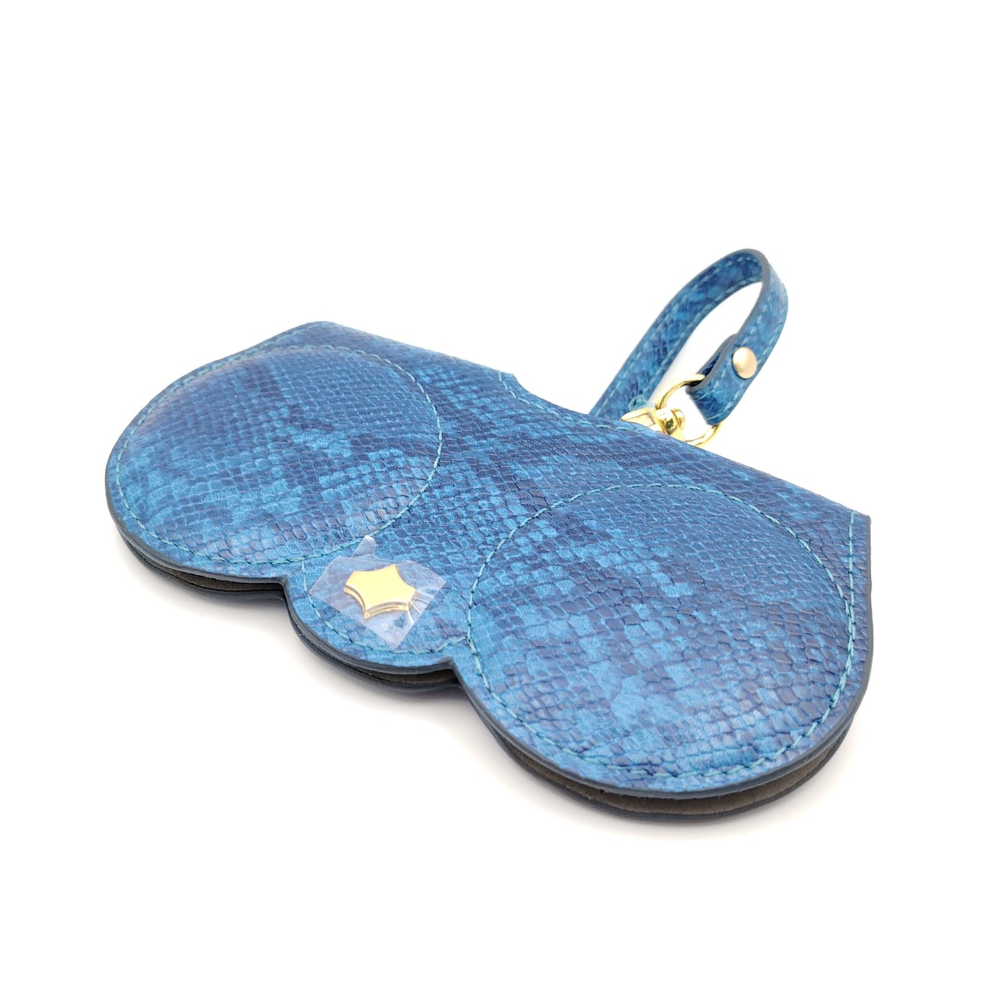 estuche cover chic en acabado efecto piel de serpiente azul, con asa desmontable y detalle dorado, ideal para colgar del bolso