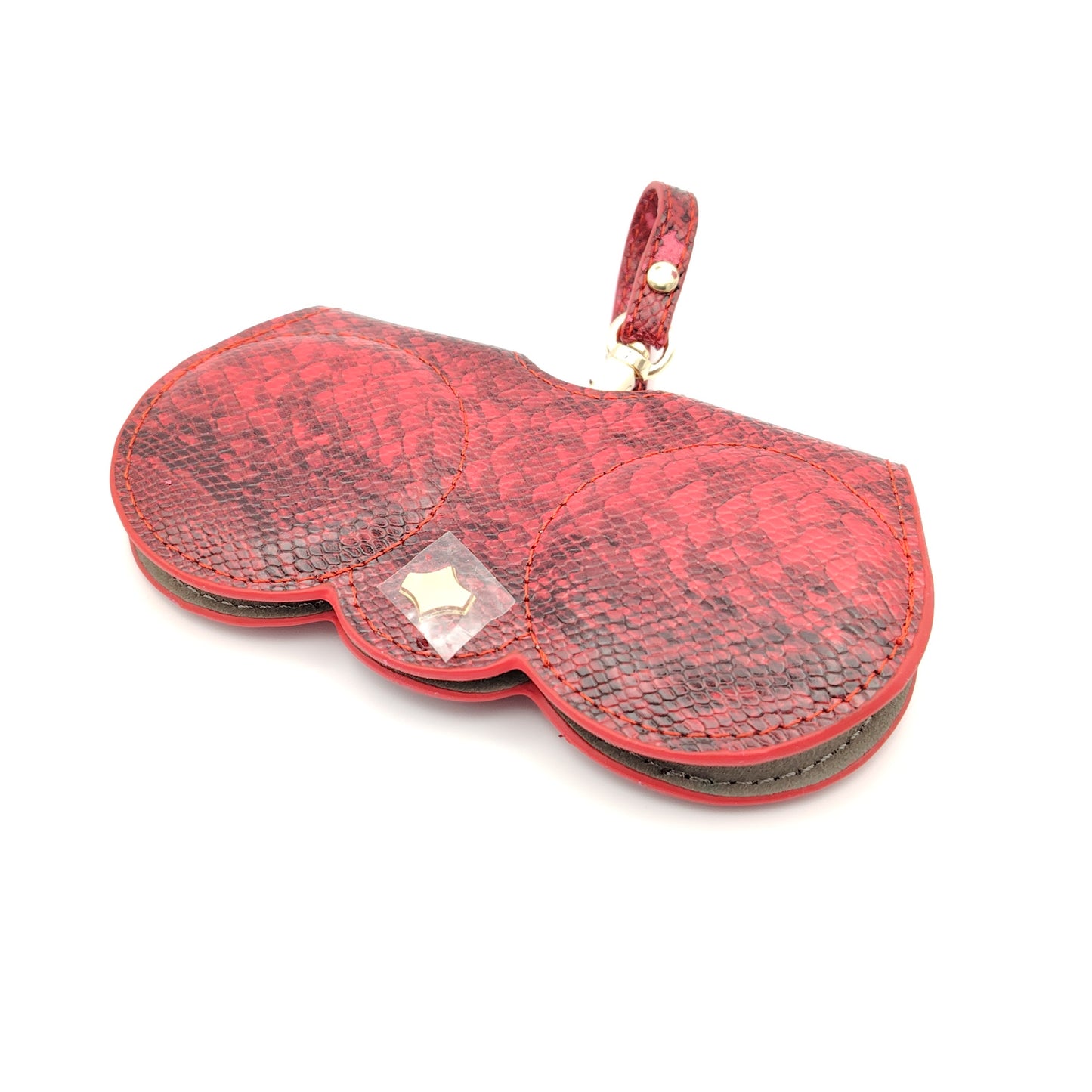 estuche cover chic en acabado efecto piel de serpiente rojo, con asa desmontable y detalle dorado, ideal para colgar del bolso