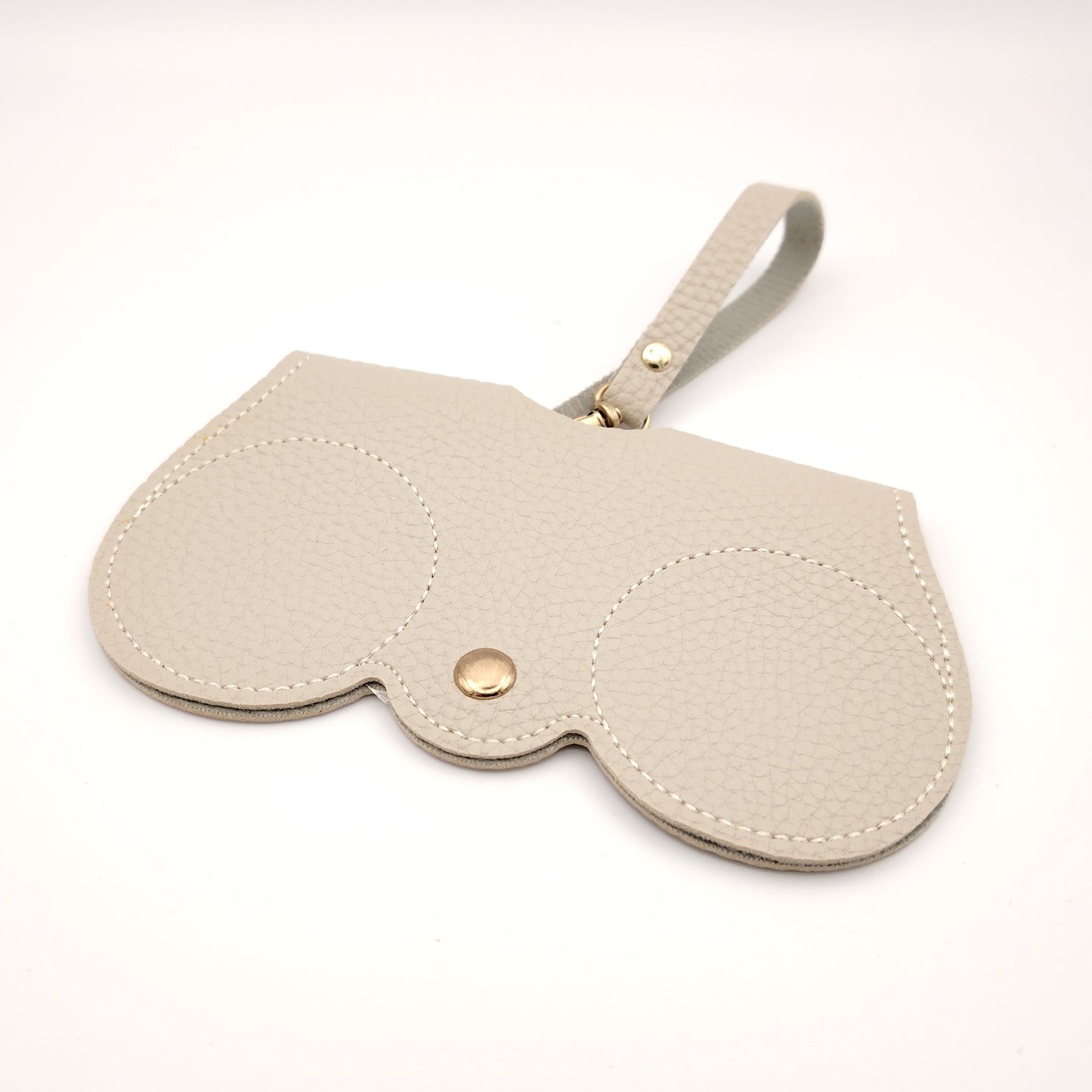 estuche de gafas cover crema con cierre a presión, diseñado para colgar del bolso