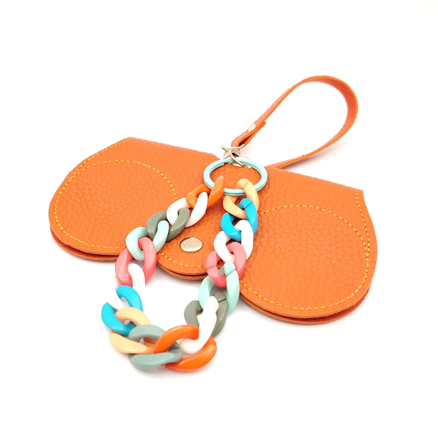 estuche de gafas cover naranja con cierre a presión, diseñado para colgar del bolso con detalle de cadena multicolor