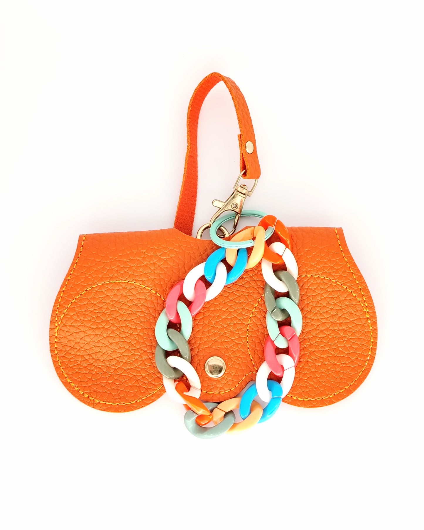 estuche para gafas especialmente diseñado para colgar del bolso cover en color naranja con textura elegante acompañado de un llavero de eslabones de colores