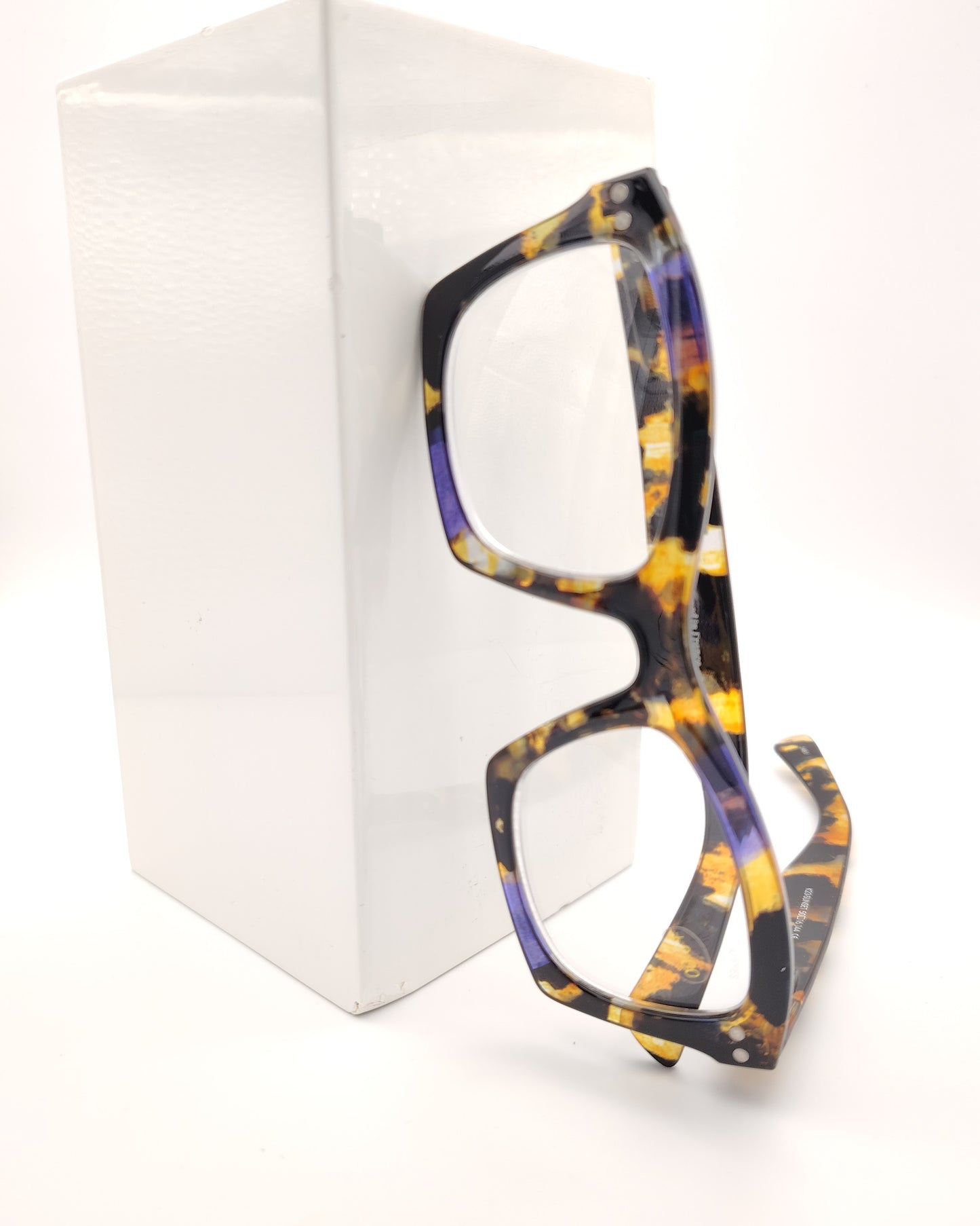 gafas premontadas para presbicia modelo k_eyes_k23-sunset con montura rectangular en acetato carey con detalles en tonos morado y amarillo, diseño moderno y llamativo