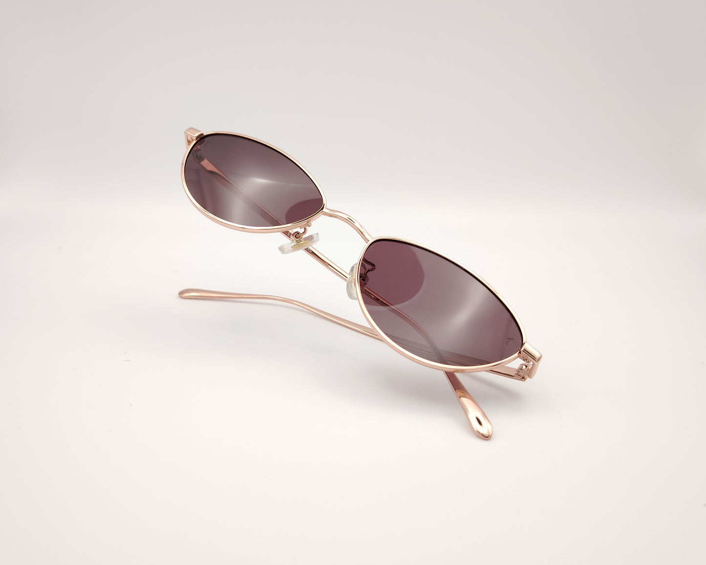 gafas de sol polarizadas rischio r21250 c14 con montura metálica oro rosado y lentes oscuras ovaladas