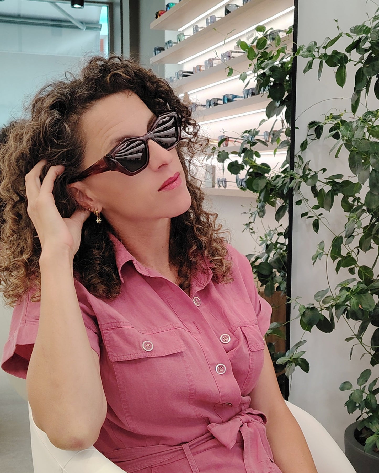 gafas de sol rischio modelo r21419-0 c14 con montura geométrica en acetato degradado burdeos y negro, diseño vanguardista y lentes polarizadas oscuras