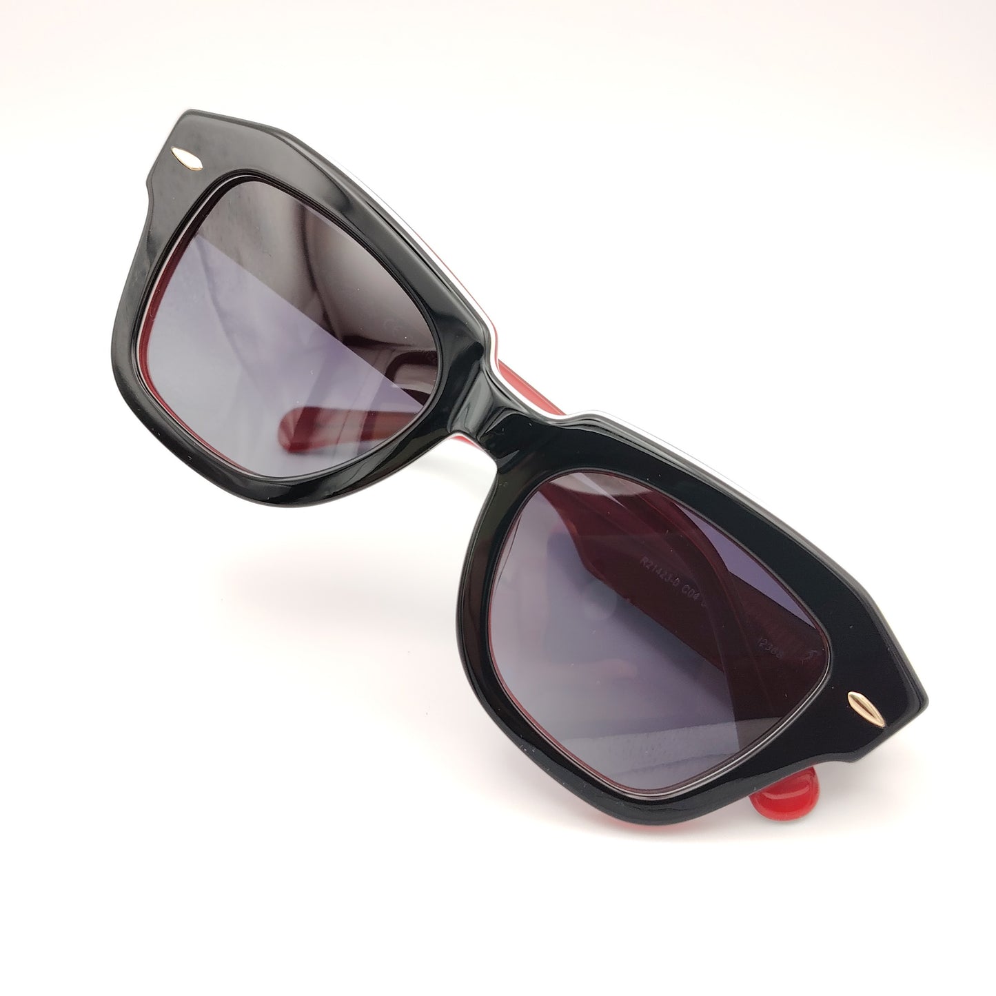 gafas de sol rischio r21423 en acetato negro y rojo con lentes polarizadas