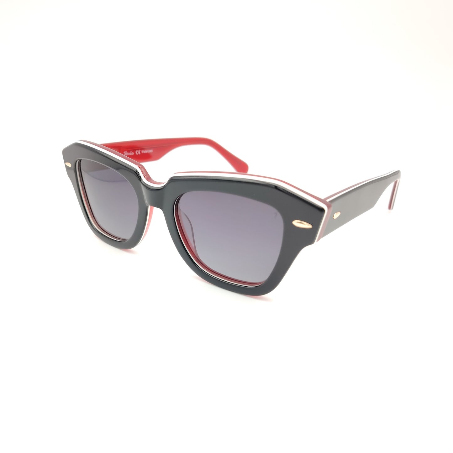 gafas de sol rischio modelo r21423 c04 con montura geométrica en acetato negro con detalles en rojo y blanco, varillas bicolor y lentes polarizadas oscuras