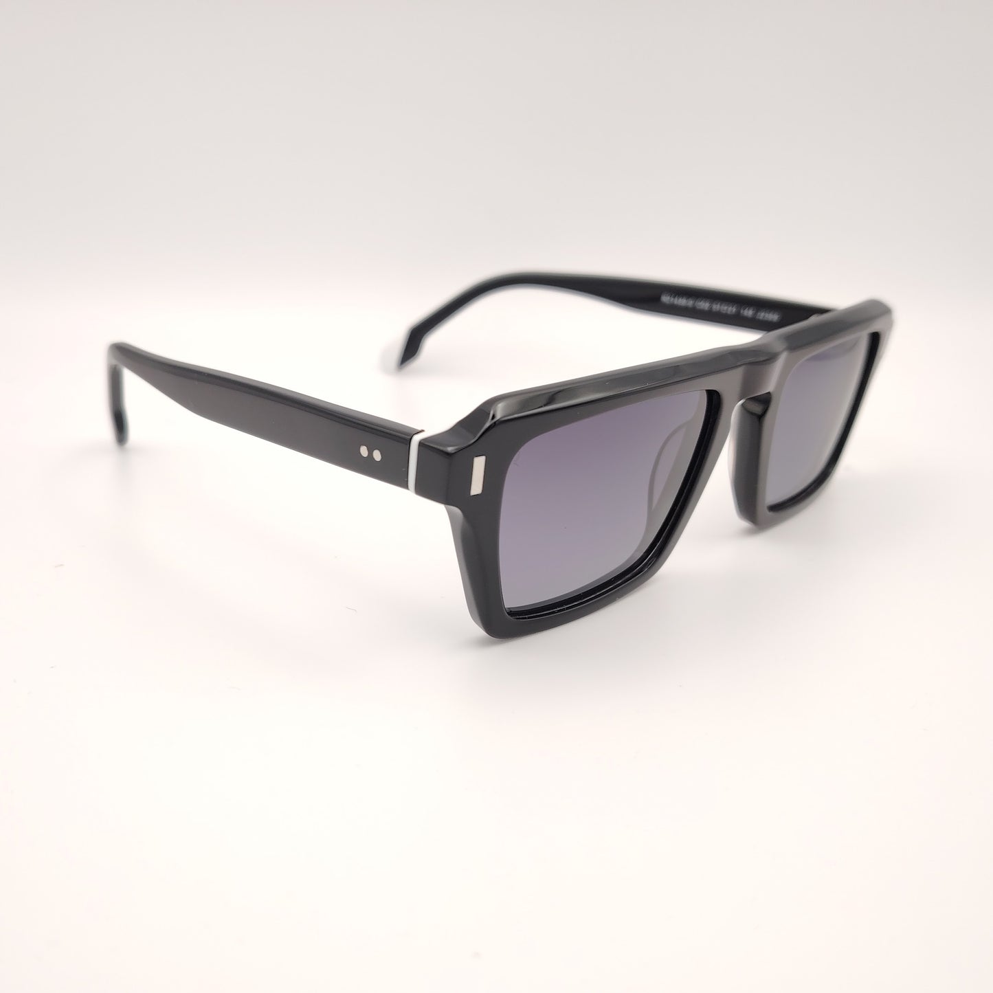 gafas de sol rischio modelo r21430-0 c02 con montura rectangular en acetato negro, diseño robusto y lentes polarizadas oscuras
