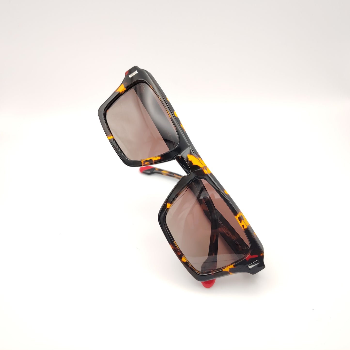 gafas de sol rischio modelo r21430-0 c09 con montura rectangular en acetato carey, diseño robusto y lentes polarizadas oscuras