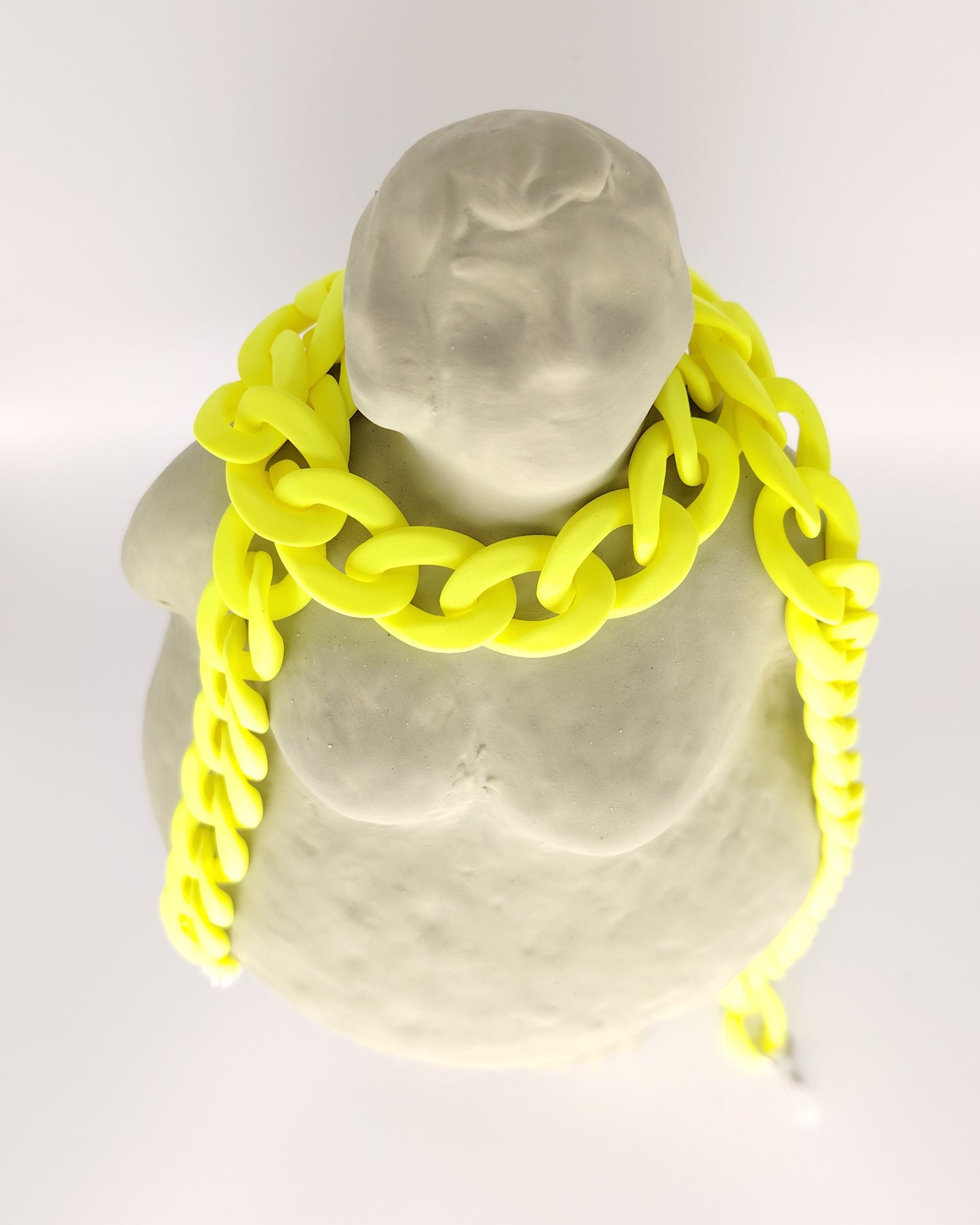 cadena de eslabones gruesos en color amarillo con acabado mate, diseñada para colgar gafas con estilo y personalidad