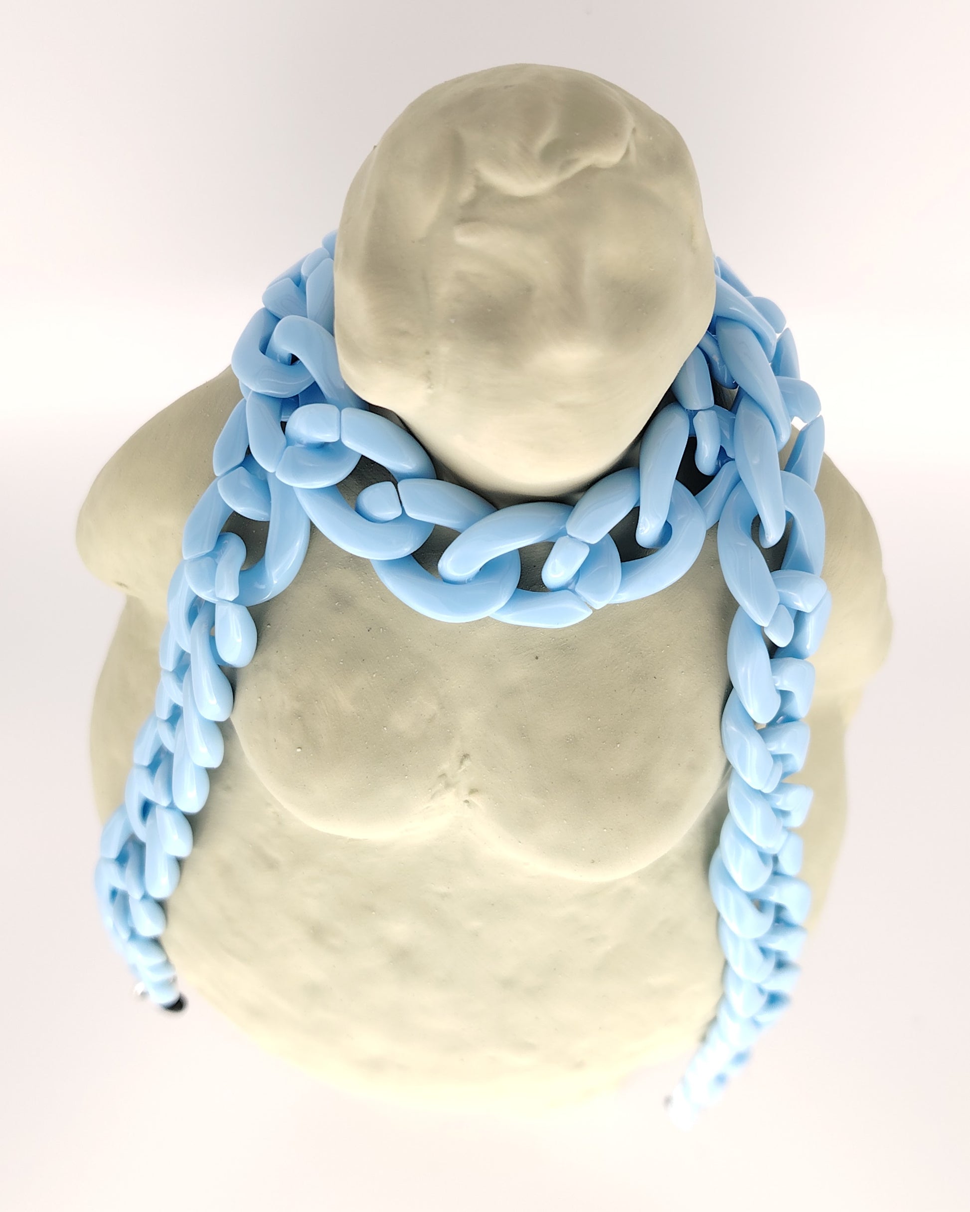 cadena de eslabones gruesos en color azul claro con acabado brillante, diseñada para colgar gafas con estilo y personalidad