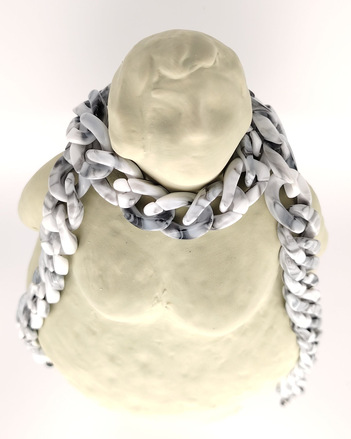 cadena de eslabones gruesos en color gris con acabado brillante, diseñada para colgar gafas con estilo y personalidad