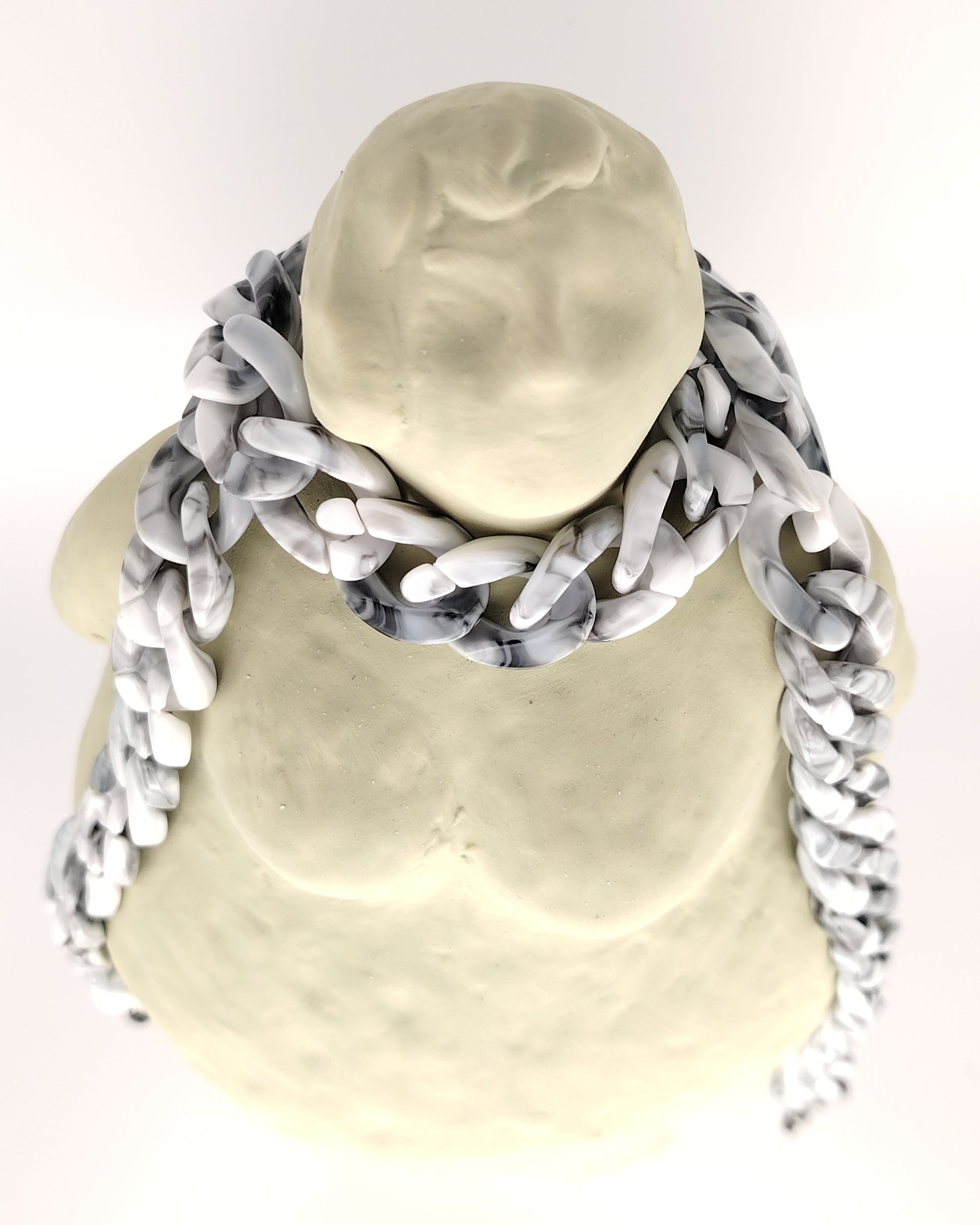 cadena de eslabones gruesos en color gris con acabado brillante, diseñada para colgar gafas con estilo y personalidad