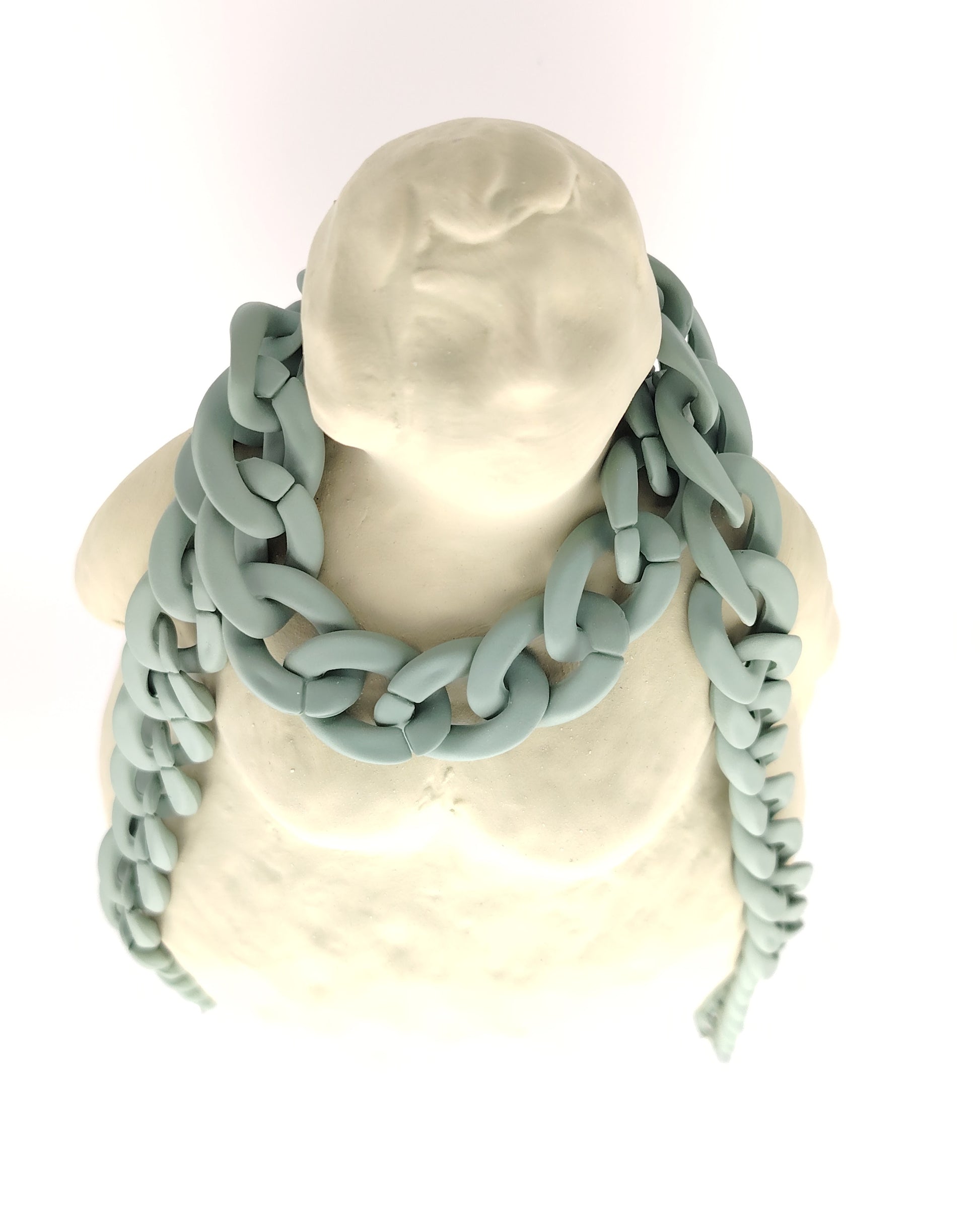 cadena de eslabones gruesos en color gris con acabado mate, diseñada para colgar gafas con estilo y personalidad