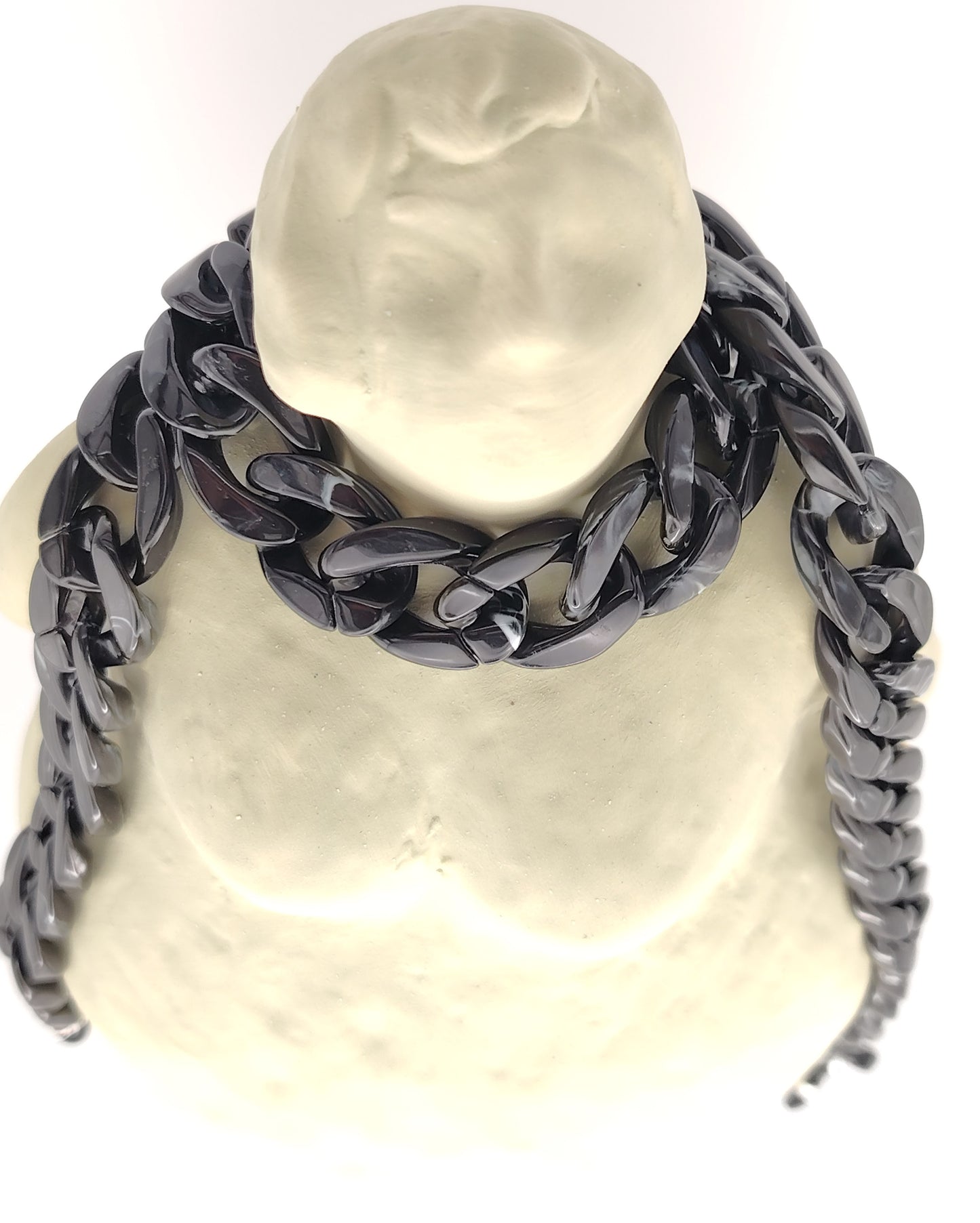 cadena de eslabones gruesos en color negro con acabado brillante, diseñada para colgar gafas con estilo y personalidad