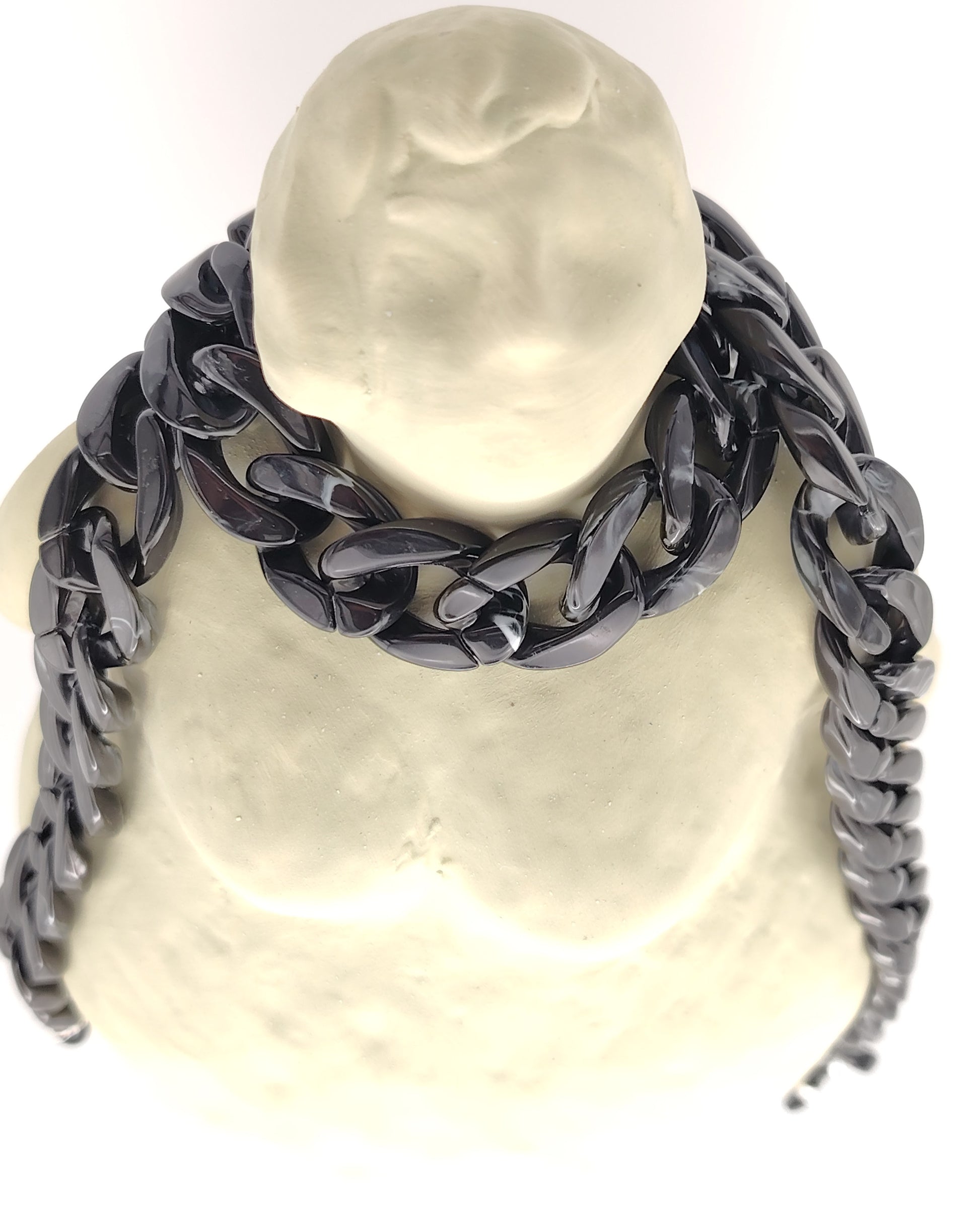 cadena de eslabones gruesos en color negro con acabado brillante, diseñada para colgar gafas con estilo y personalidad