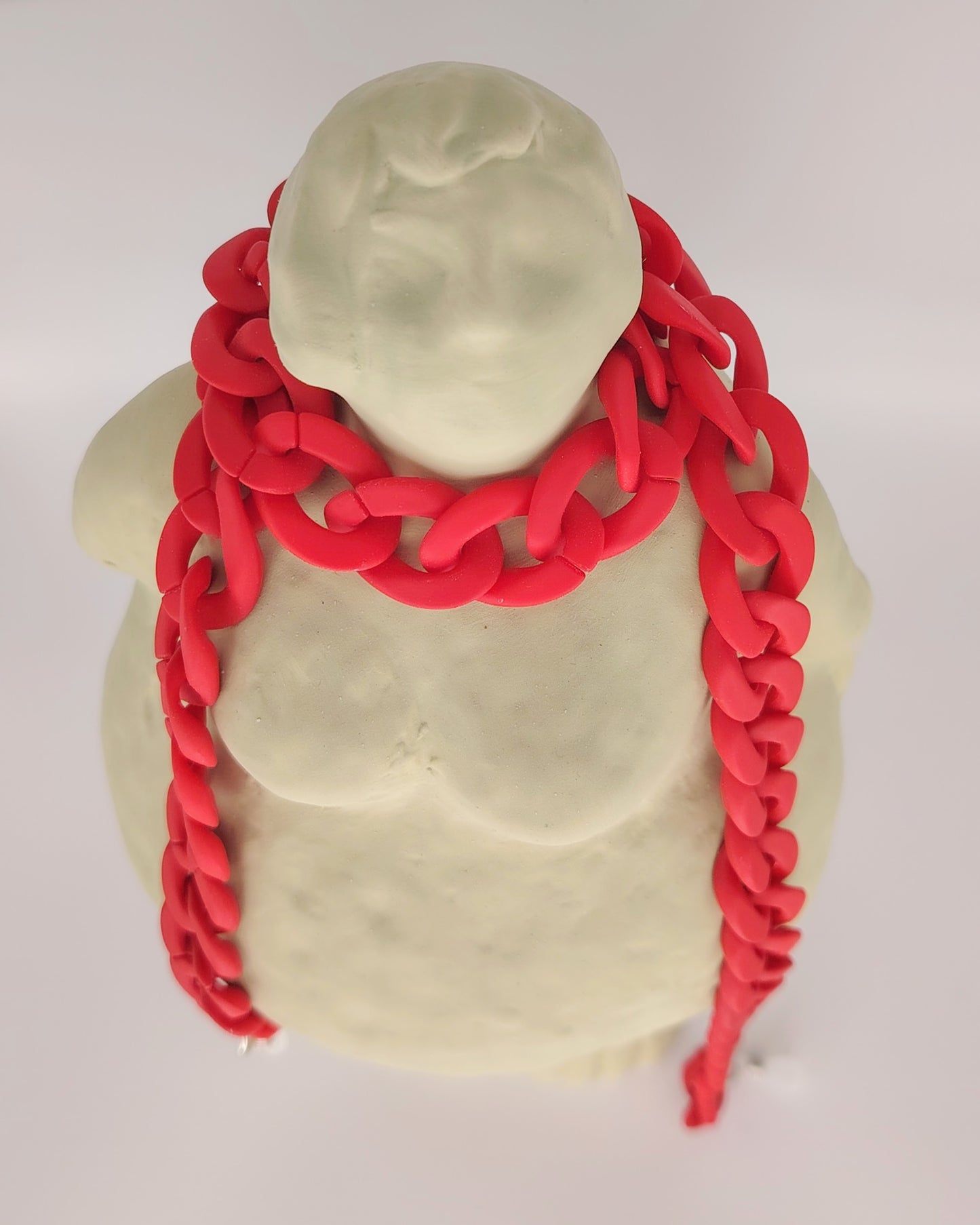 cadena de eslabones gruesos en color rojo con acabado mate, diseñada para colgar gafas con estilo y personalidad