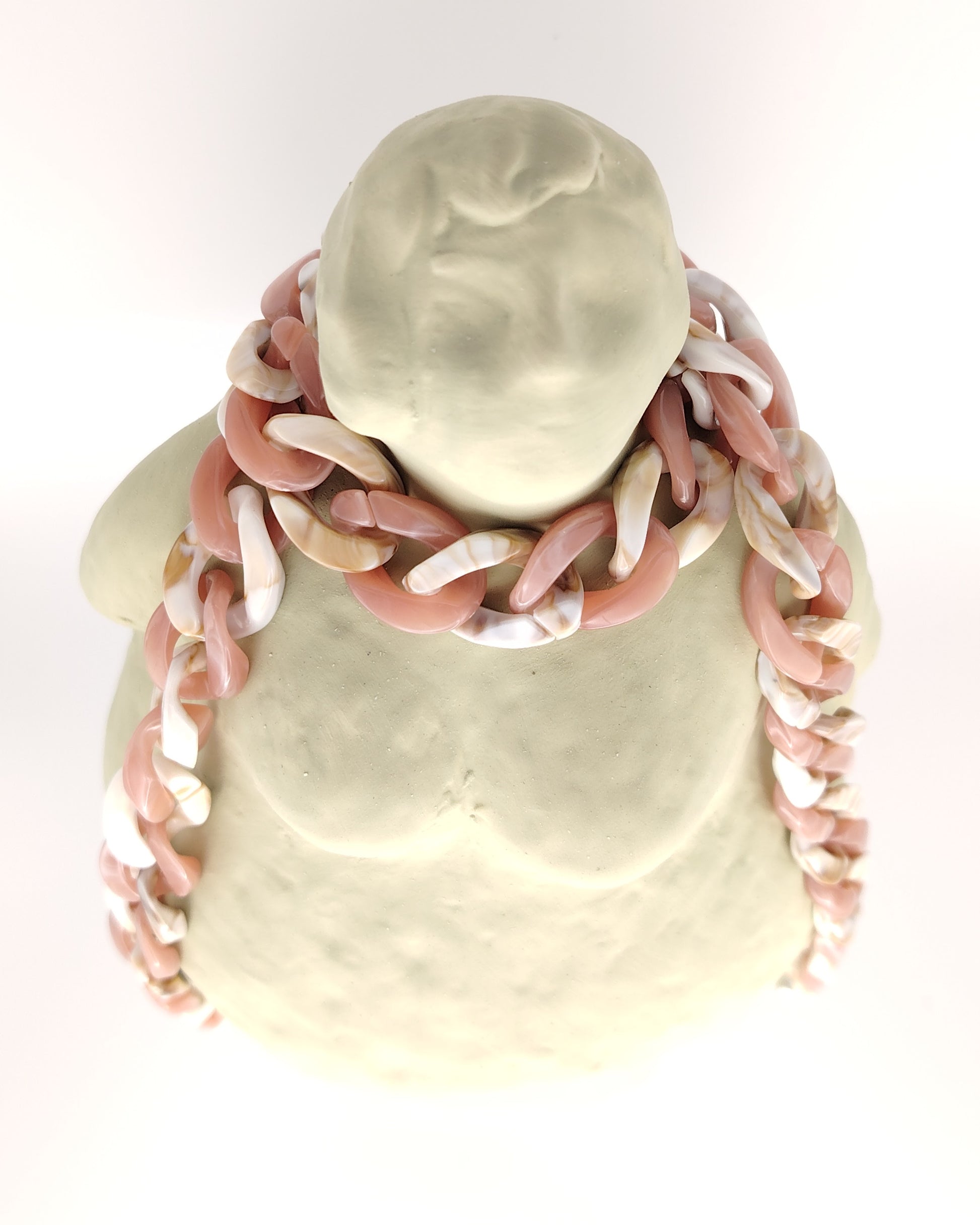 cadena de eslabones gruesos en color rosa y crema con acabado brillante, diseñada para colgar gafas con estilo y personalidad