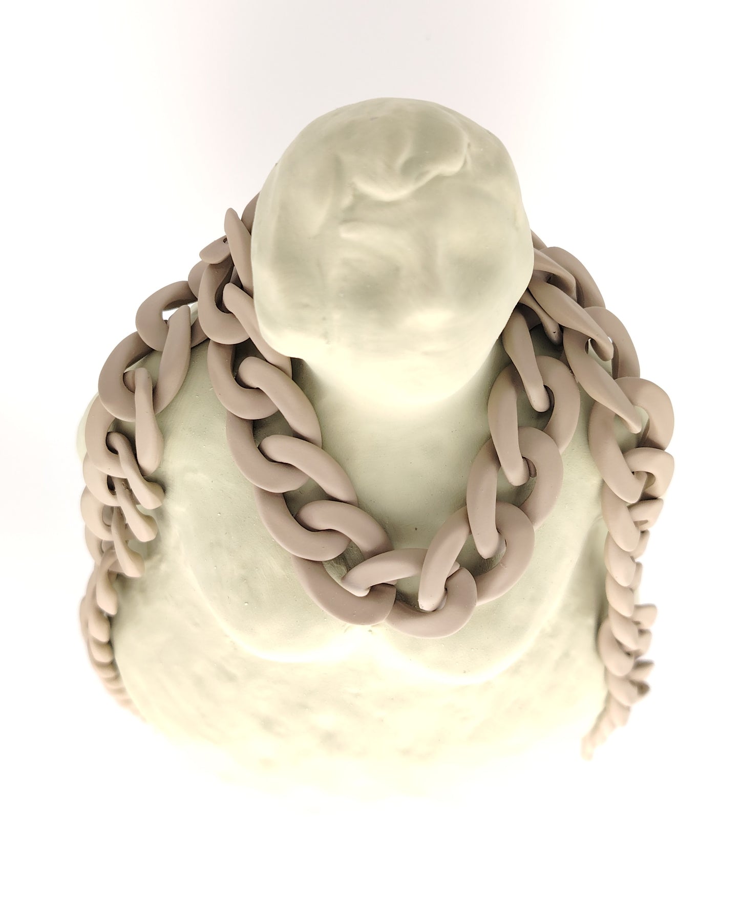 cadena de eslabones gruesos en color taupe con acabado mate, diseñada para colgar gafas con estilo y personalidad