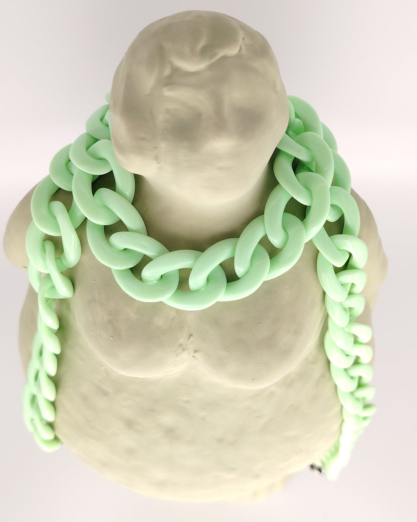 cadena de eslabones gruesos en color verde agua con acabado brillo, diseñada para colgar gafas con estilo y personalidad