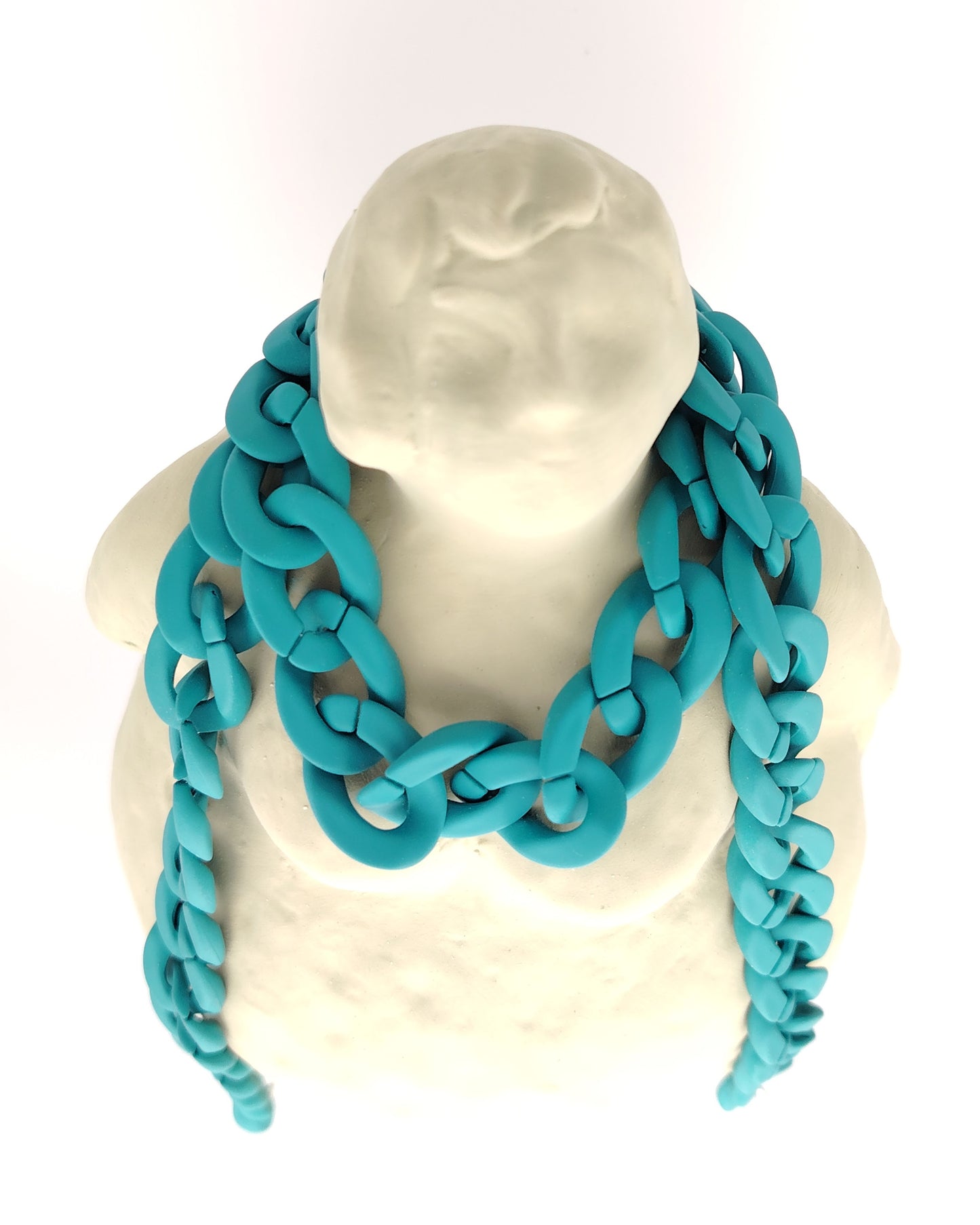 cadena de eslabones gruesos en color azul turquesa con acabado mate, diseñada para colgar gafas con estilo y personalidad