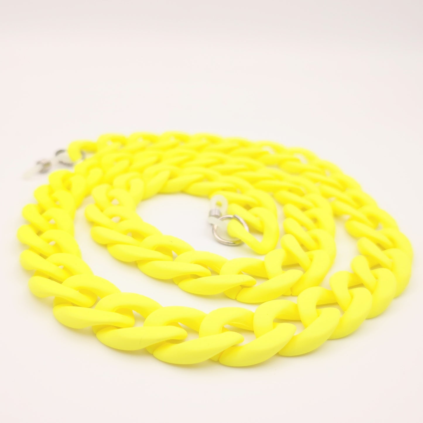 cadena de eslabones gruesos en color amarillo con acabado mate, diseñada para colgar gafas con estilo y personalidad