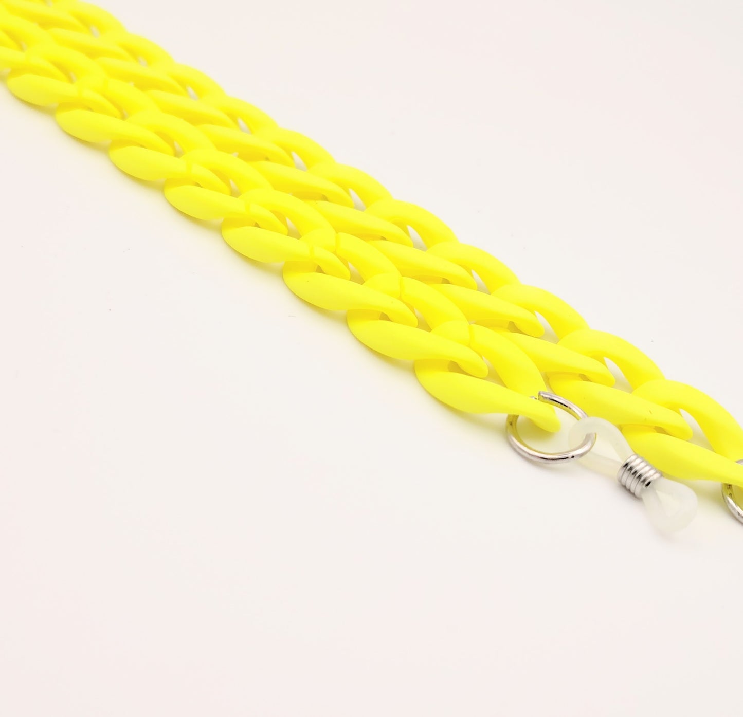 cadena de eslabones gruesos en color amarillo con acabado mate, diseñada para colgar gafas con estilo y personalidad