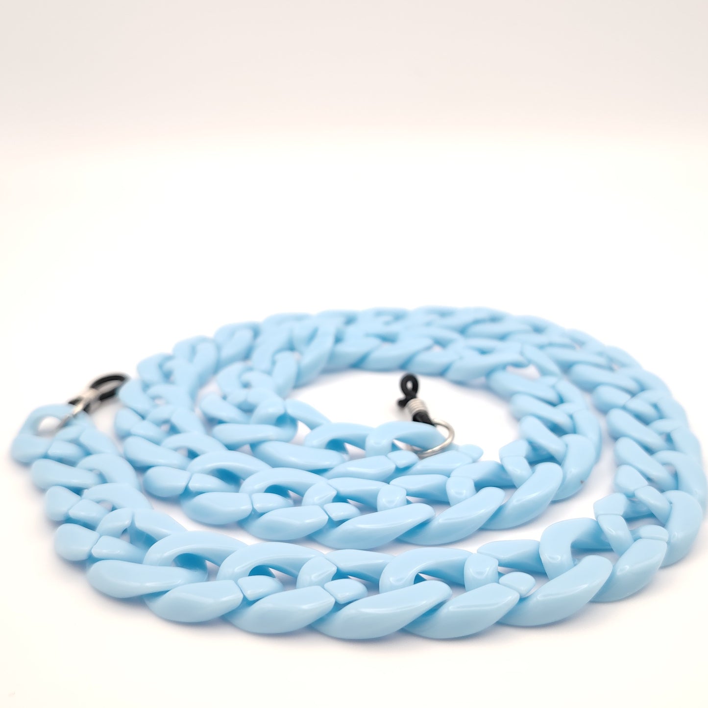 cadena de eslabones gruesos en color azul claro con acabado brillante, diseñada para colgar gafas con estilo y personalidad