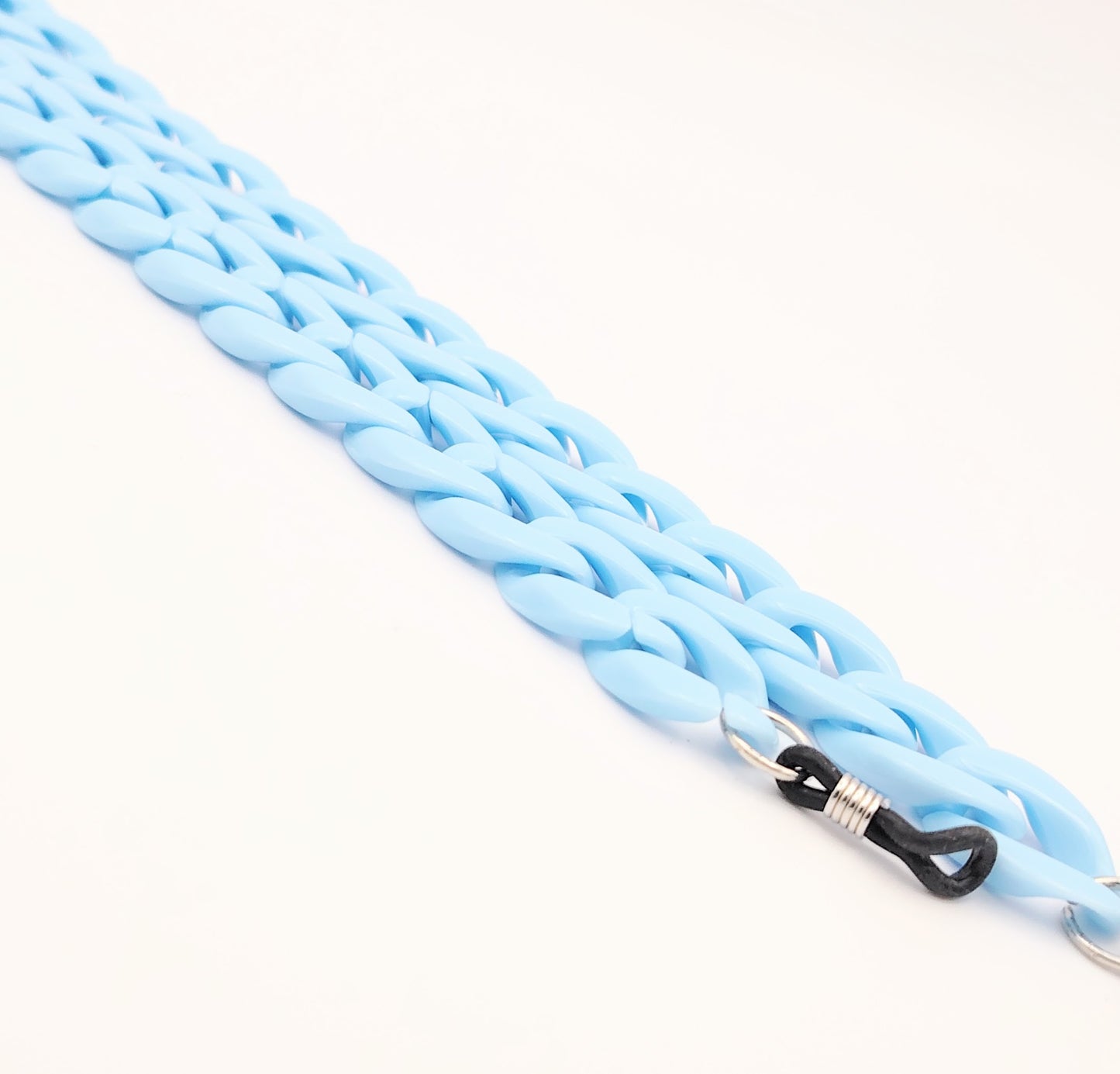 cadena de eslabones gruesos en color azul claro con acabado brillante, diseñada para colgar gafas con estilo y personalidad