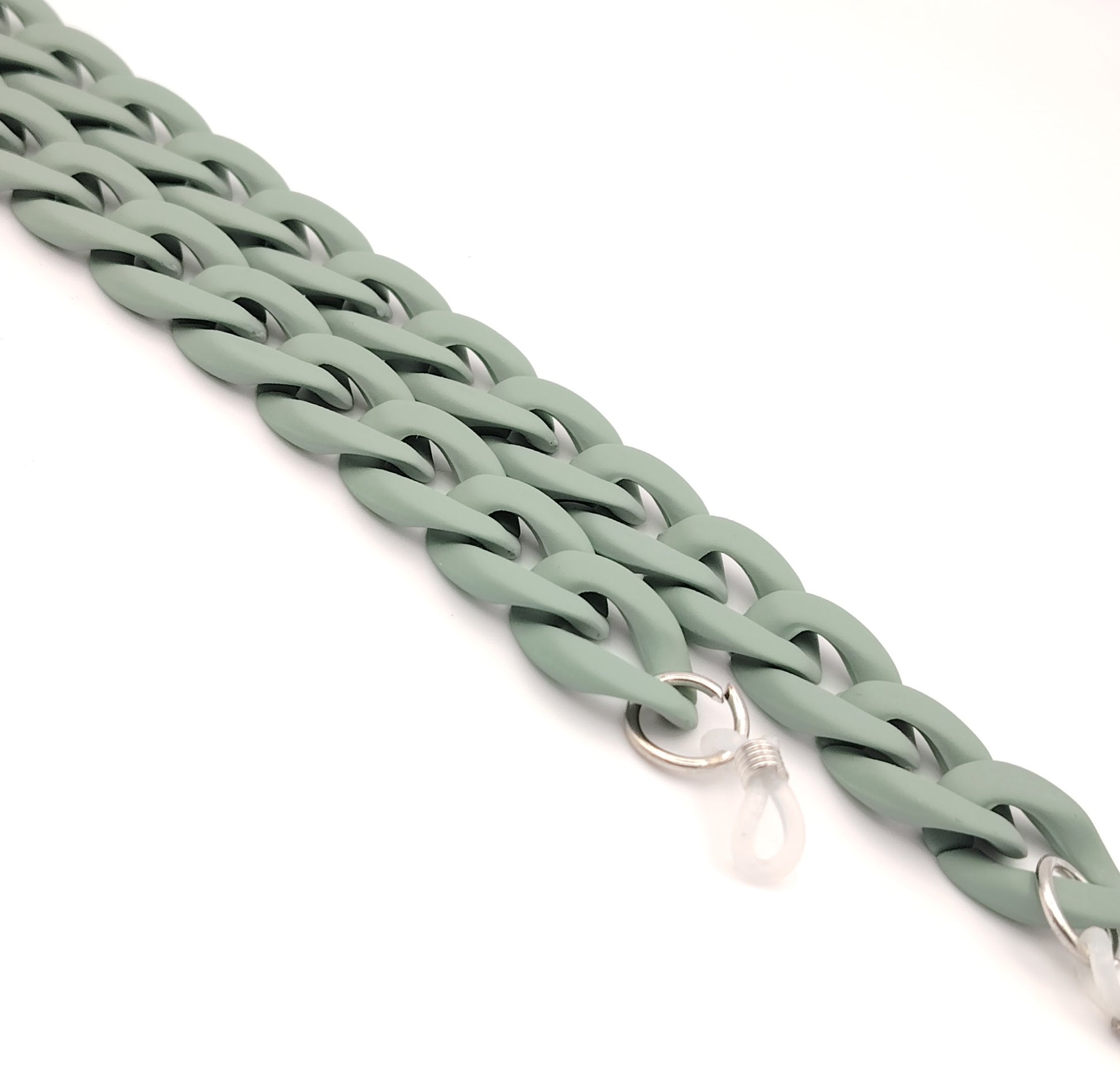 cadena de eslabones gruesos en color gris con acabado mate, diseñada para colgar gafas con estilo y personalidad