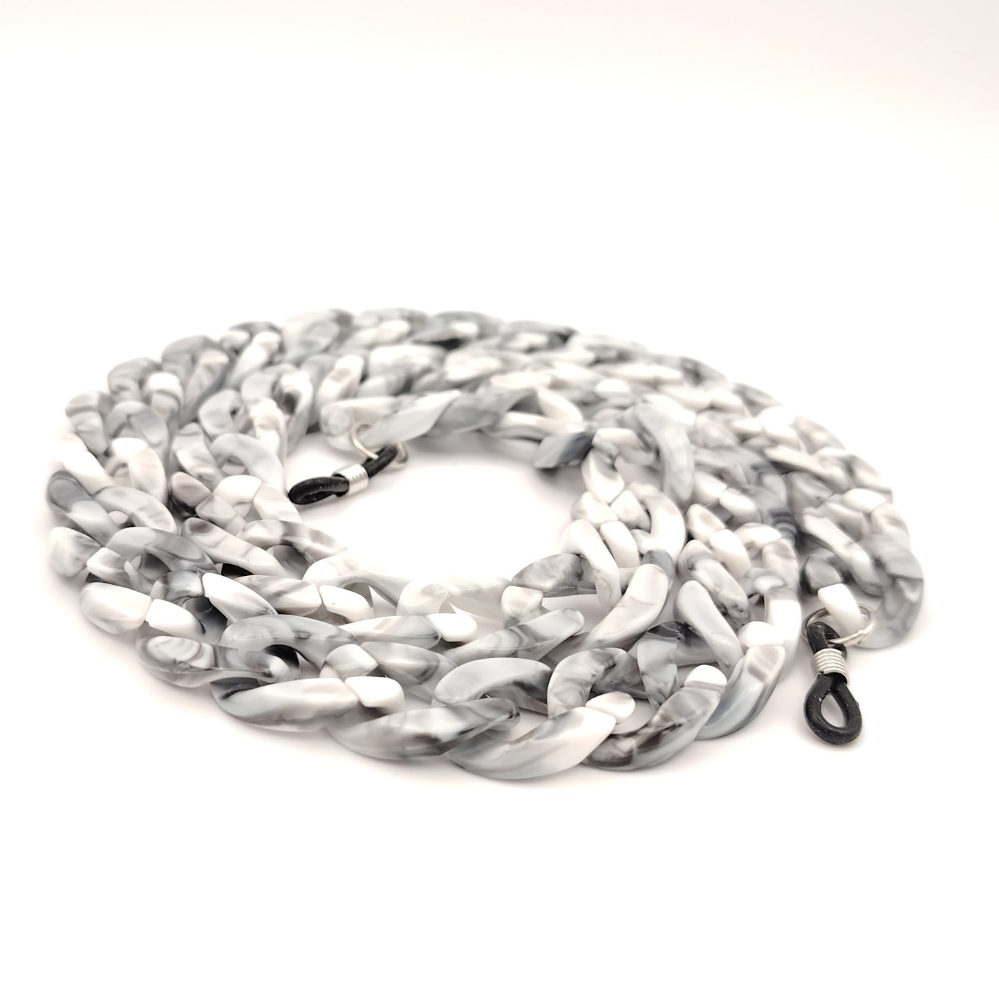 cadena de eslabones gruesos en color gris con acabado brillante, diseñada para colgar gafas con estilo y personalidad