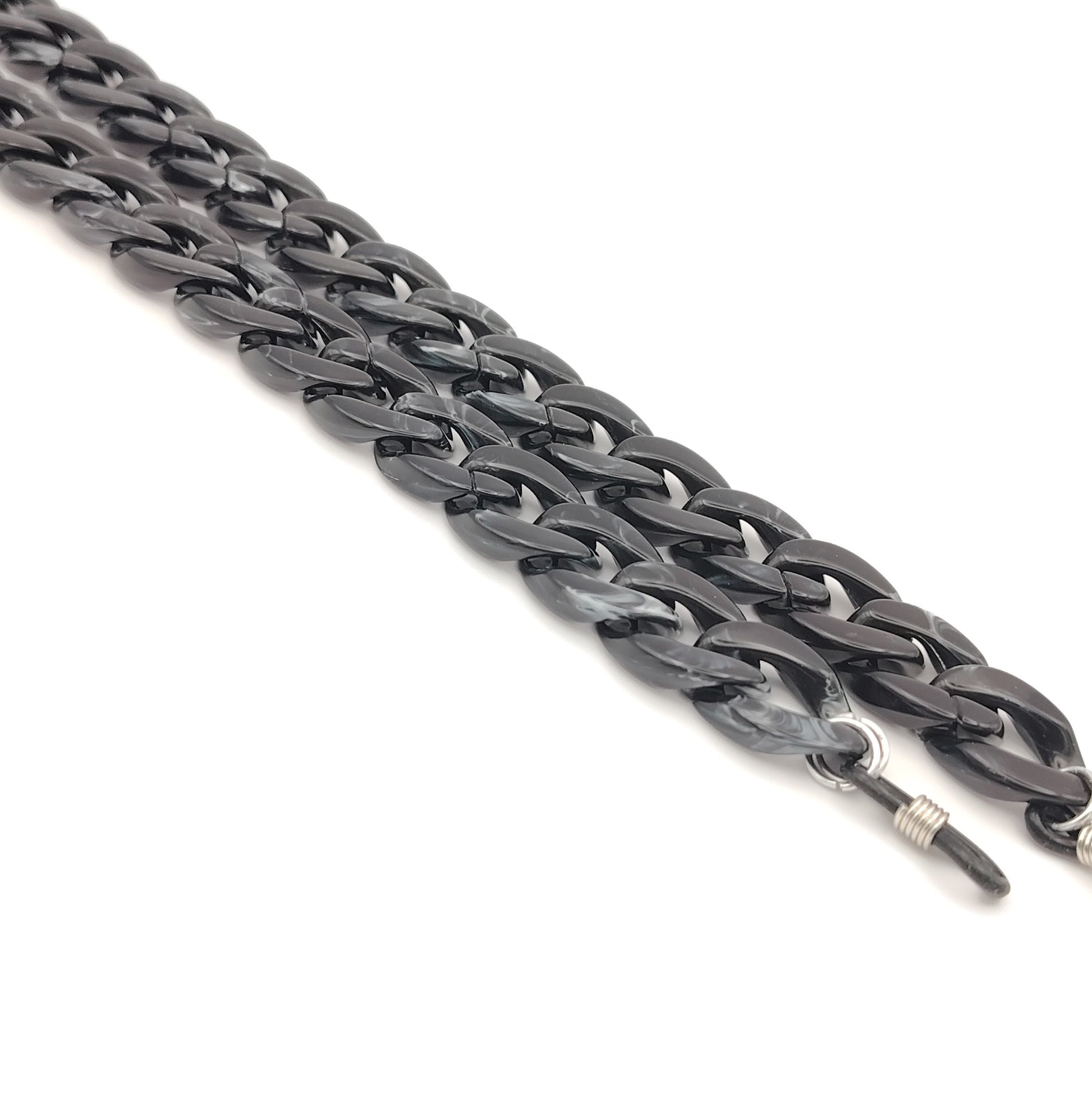 cadena de eslabones gruesos en color negro con acabado brillante, diseñada para colgar gafas con estilo y personalidad
