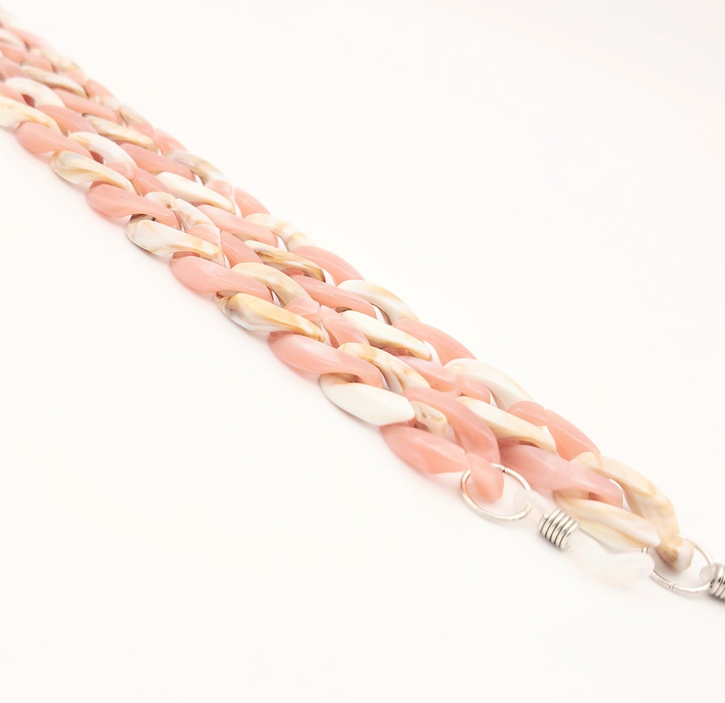 cadena de eslabones gruesos en color rosa y crema con acabado brillante, diseñada para colgar gafas con estilo y personalidad
