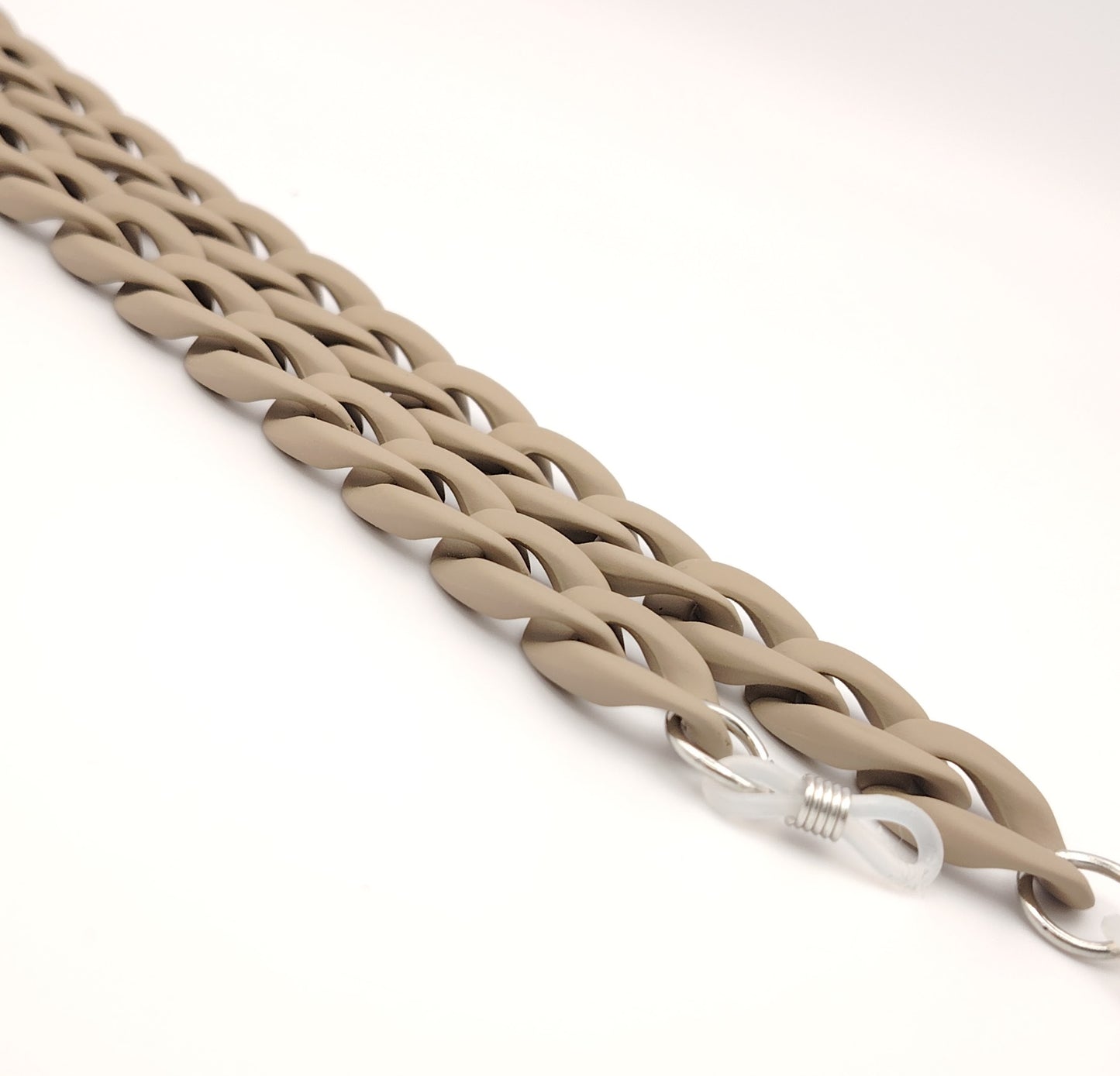 cadena de eslabones gruesos en color taupe con acabado mate, diseñada para colgar gafas con estilo y personalidad