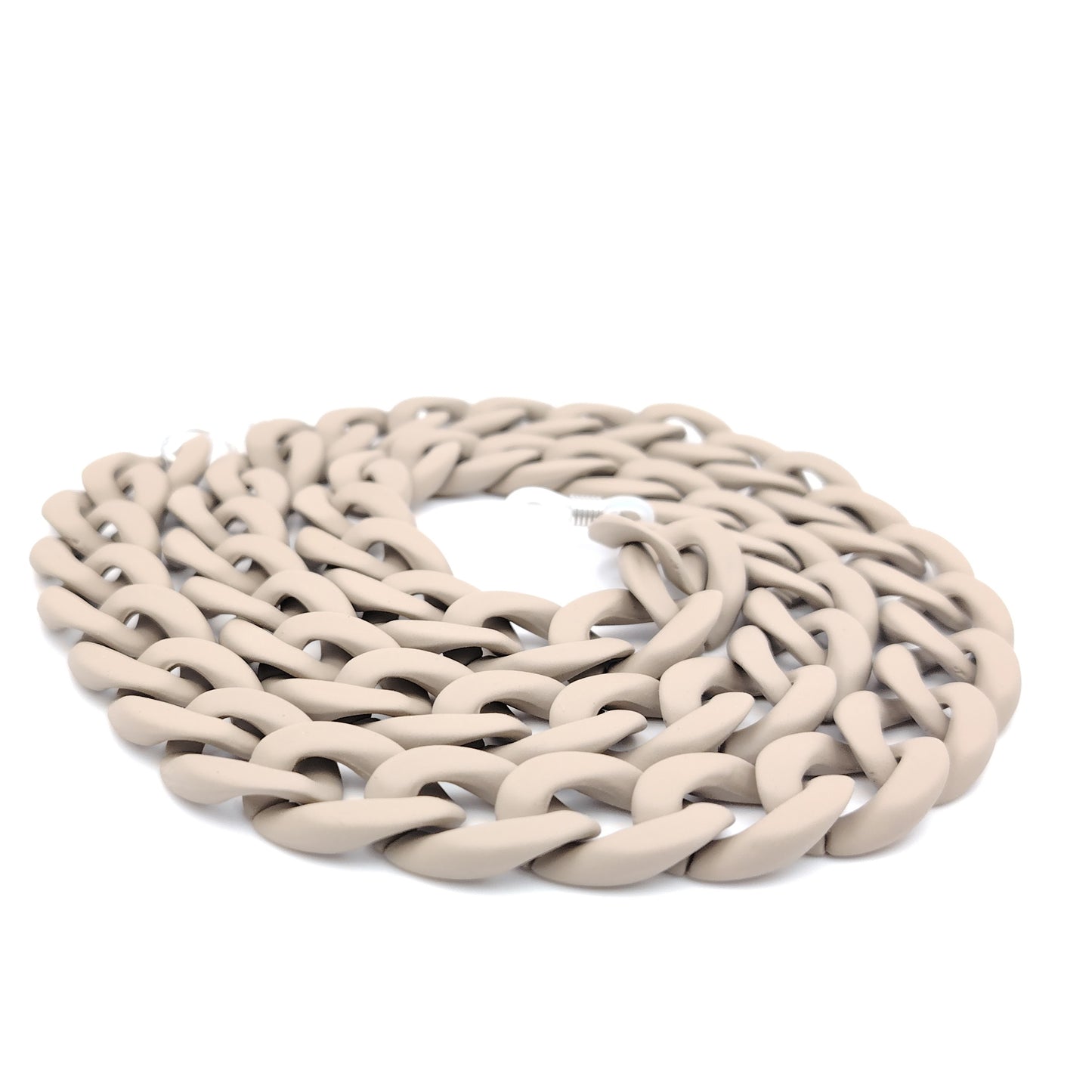 cadena de eslabones gruesos en color taupe con acabado mate, diseñada para colgar gafas con estilo y personalidad