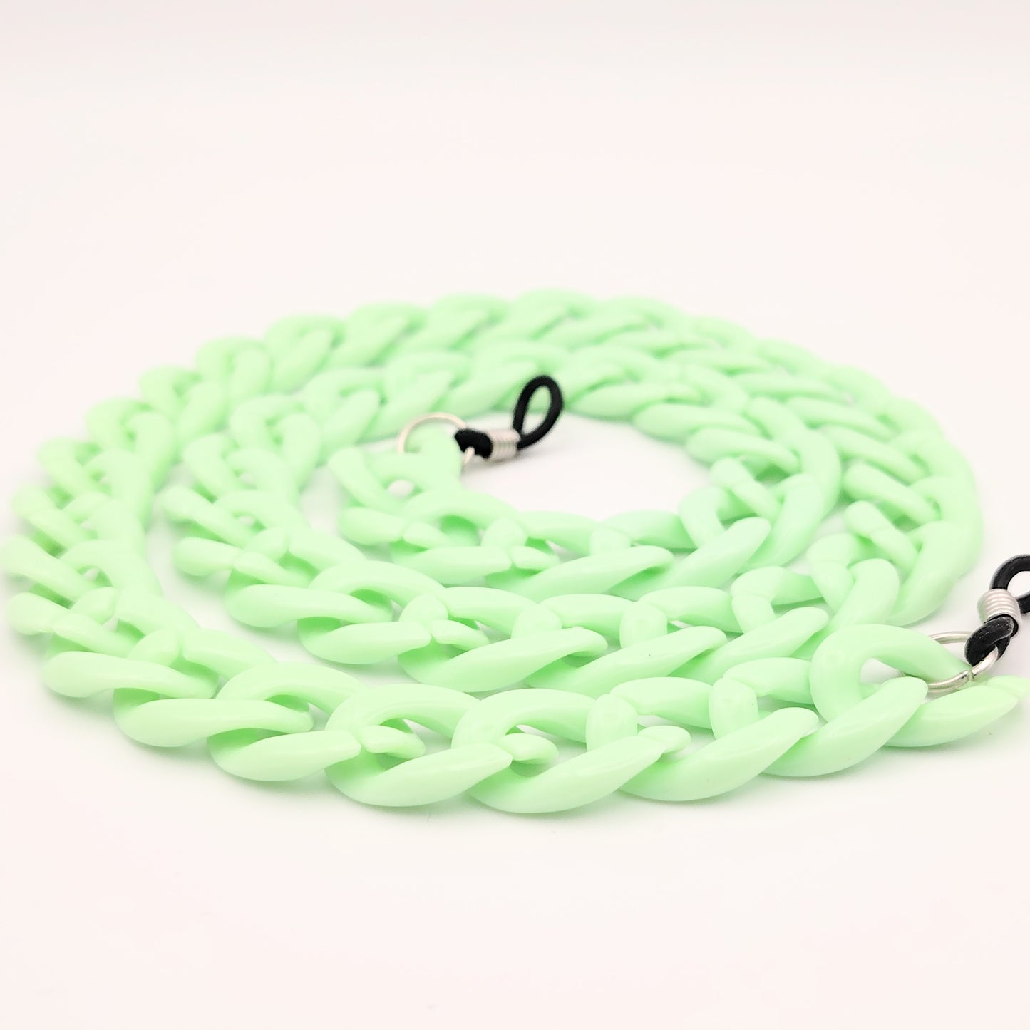 cadena de eslabones gruesos en color verde agua con acabado brillo, diseñada para colgar gafas con estilo y personalidad