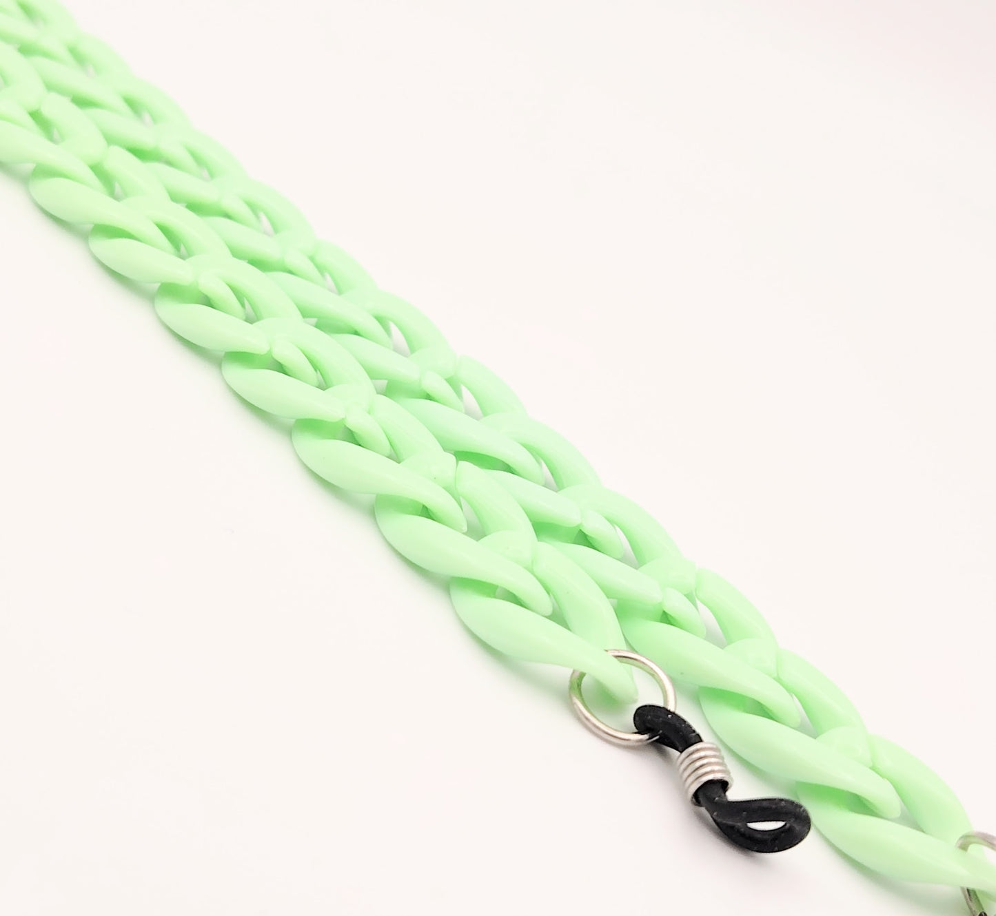 cadena de eslabones gruesos en color verde agua con acabado brillo, diseñada para colgar gafas con estilo y personalidad
