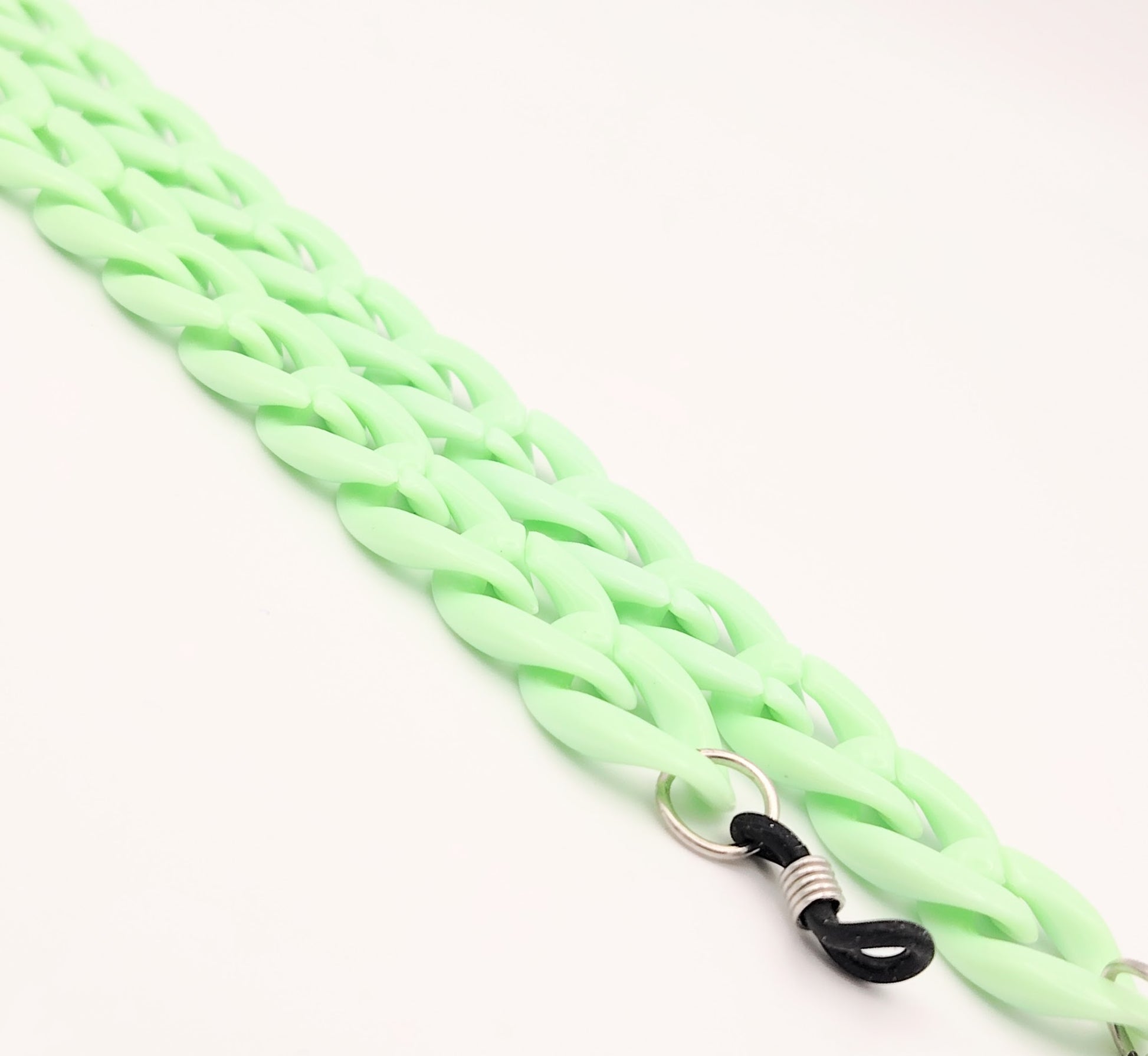 cadena de eslabones gruesos en color verde agua con acabado brillo, diseñada para colgar gafas con estilo y personalidad