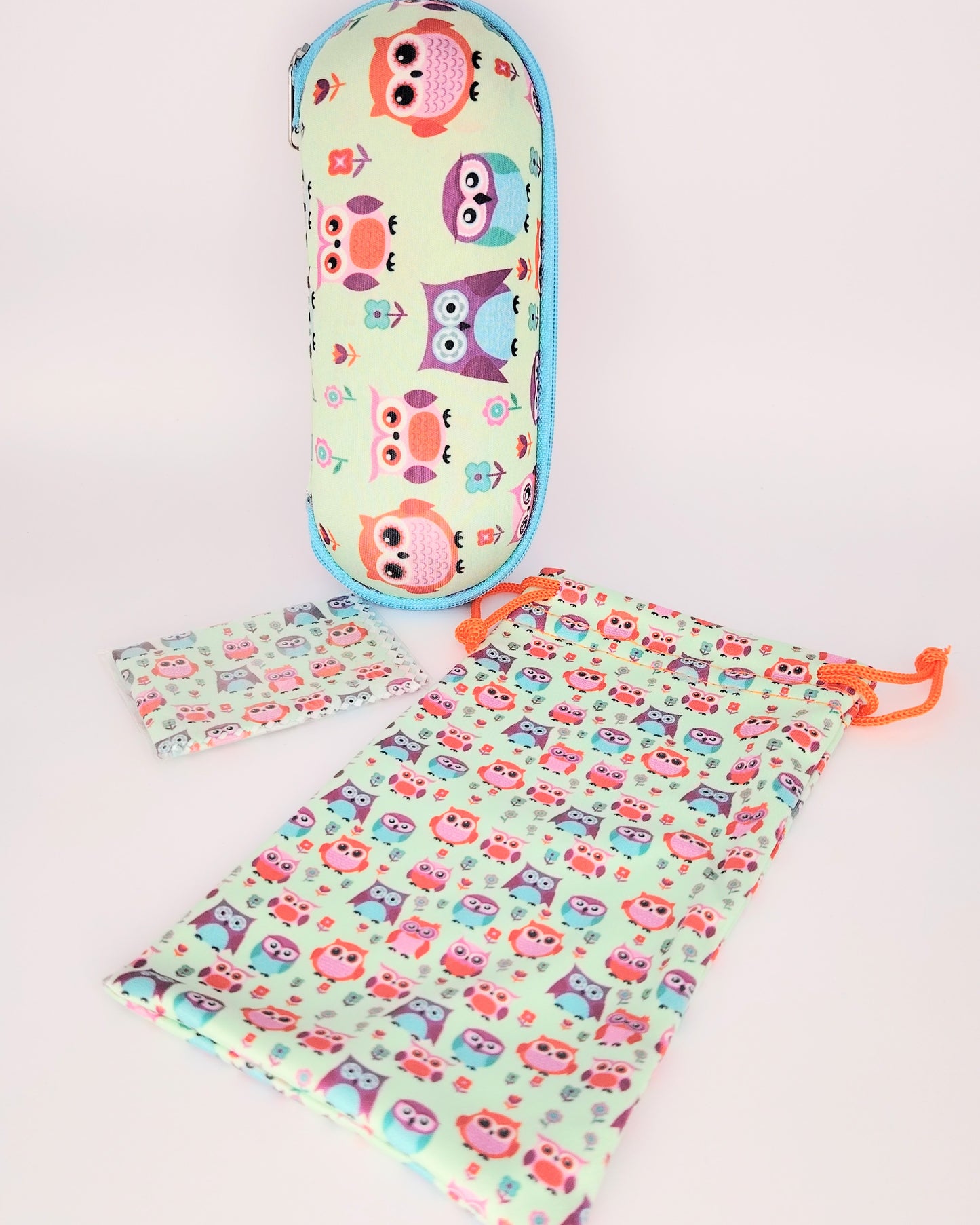 pack para gafas formado por estuche de cremallera, funda de tela blanda y gamuza limpia gafas, todo ello en estampado multicolor de búhos
