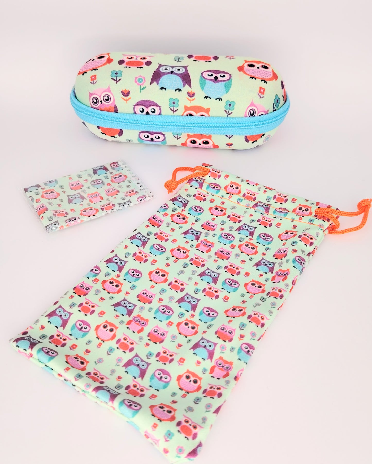 pack para gafas formado por estuche de cremallera, funda de tela blanda y gamuza limpia gafas, todo ello en estampado multicolor de búhos