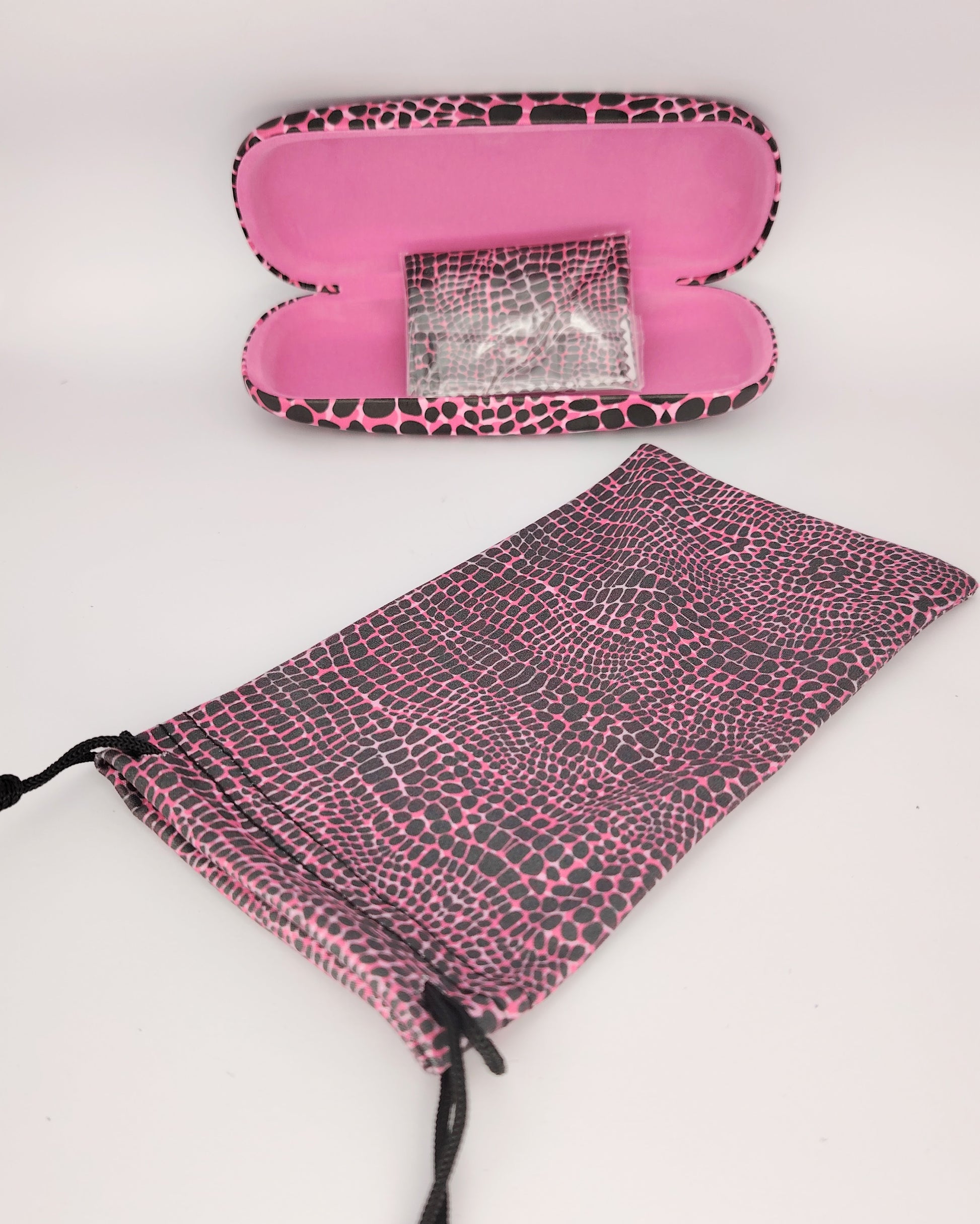 pack para gafas formado por estuche rígido, funda de tela blanda y gamuza limpia gafas, todo ello en print rosa y negro