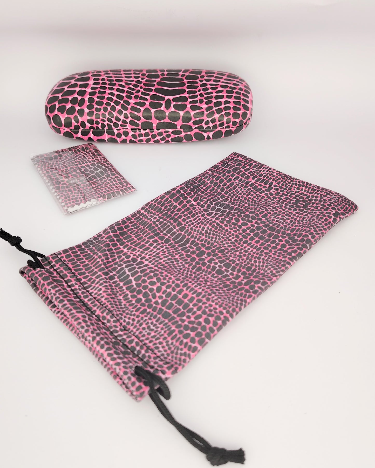 pack para gafas formado por estuche rígido, funda de tela blanda y gamuza limpia gafas, todo ello en print rosa y negro