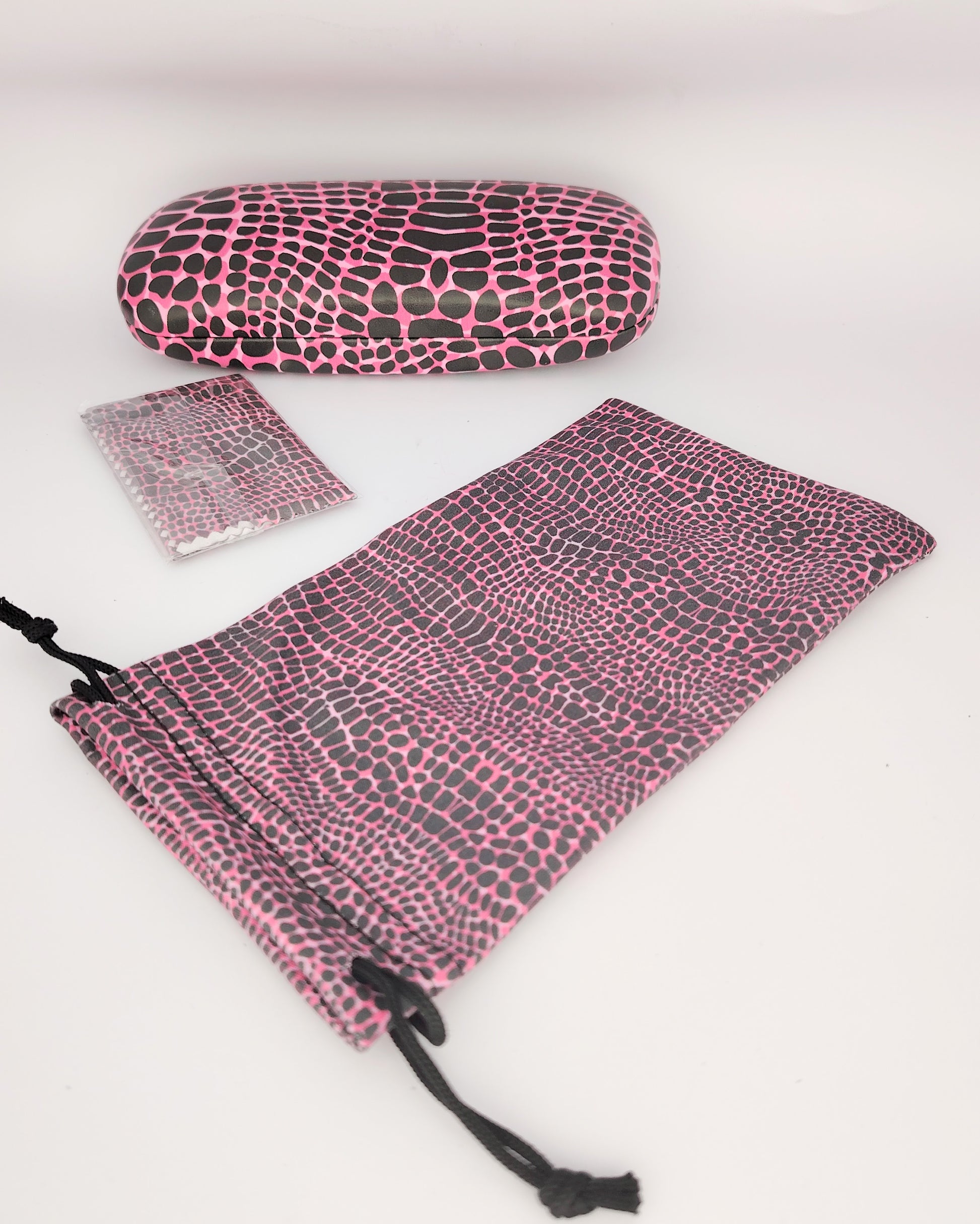 pack para gafas formado por estuche rígido, funda de tela blanda y gamuza limpia gafas, todo ello en print rosa y negro