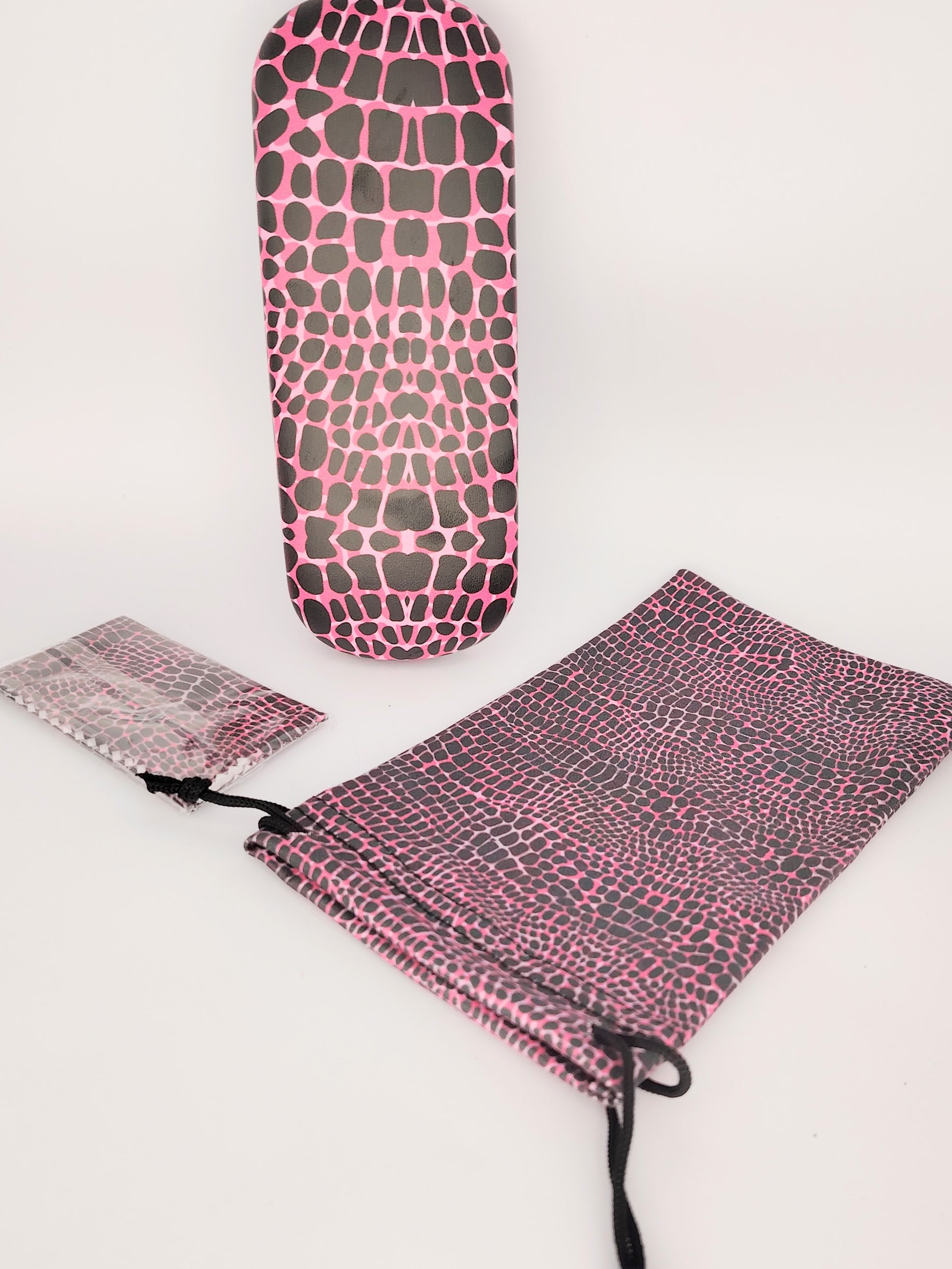 pack para gafas formado por estuche rígido, funda de tela blanda y gamuza limpia gafas, todo ello en print rosa y negro