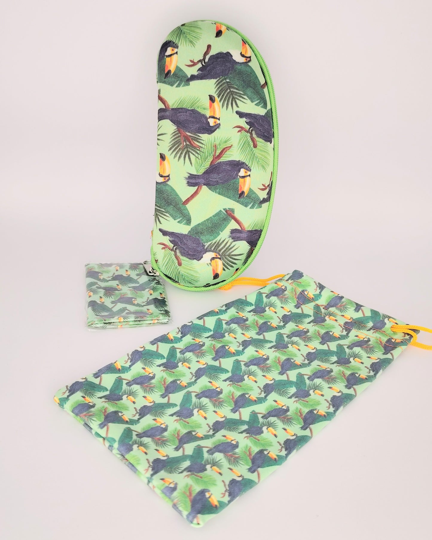 pack para gafas formado por estuche de cremallera, funda de tela blanda y gamuza limpia gafas, todo ello en estampado de tucanes en tono verde negro amarillo y marrón
