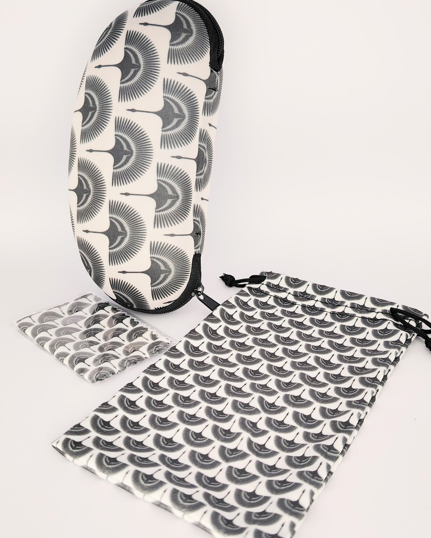 pack para gafas formado por estuche de cremallera, funda de tela blanda y gamuza limpia gafas, todo ello en estampado de abanicos en tono blanco y negro