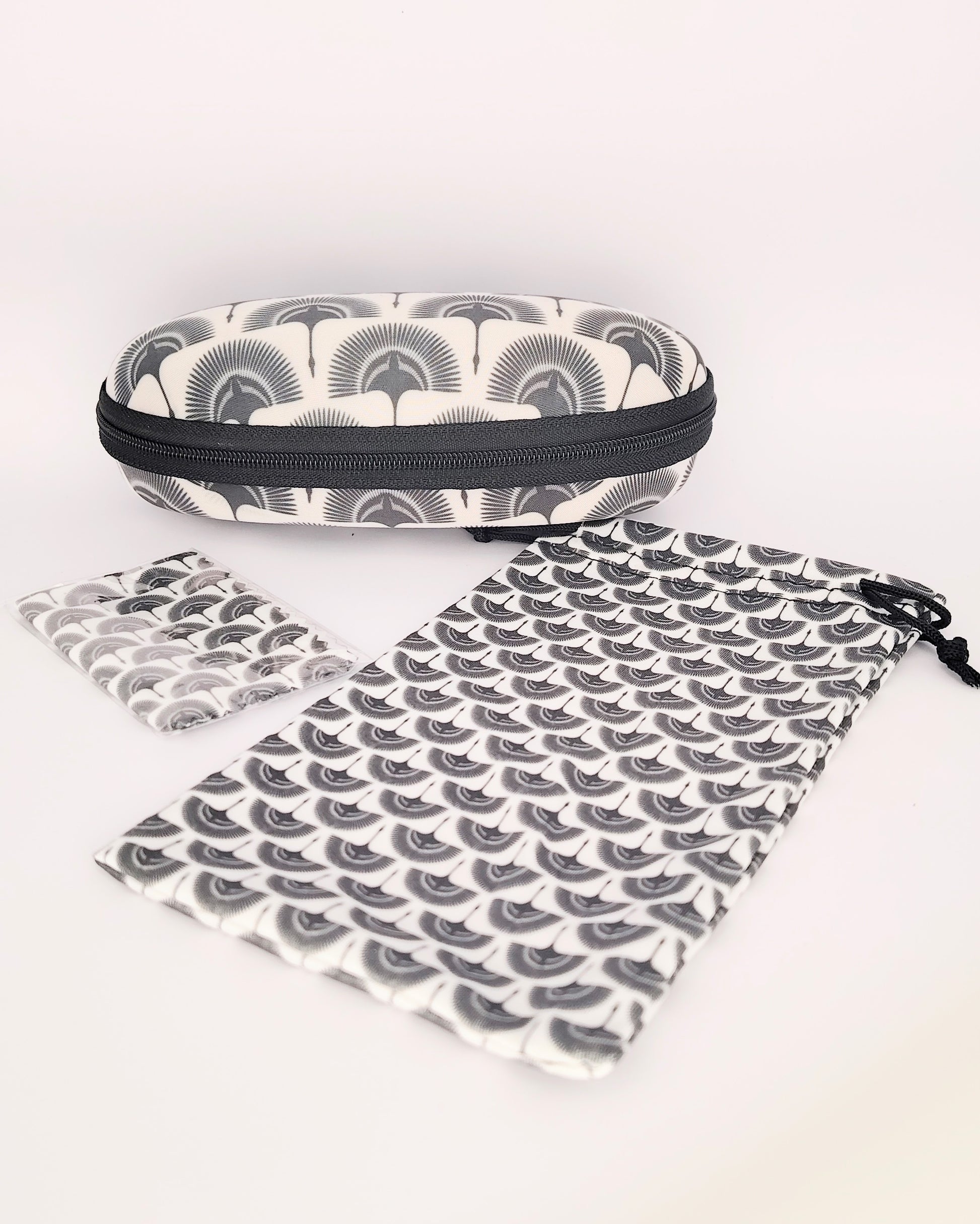 pack para gafas formado por estuche de cremallera, funda de tela blanda y gamuza limpia gafas, todo ello en estampado de abanicos en tono blanco y negro