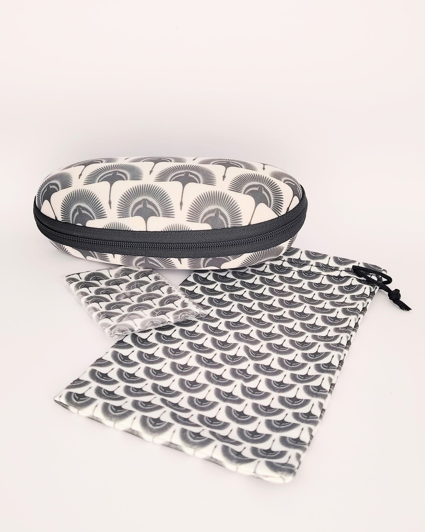 pack para gafas formado por estuche de cremallera, funda de tela blanda y gamuza limpia gafas, todo ello en estampado de abanicos en tono blanco y negro