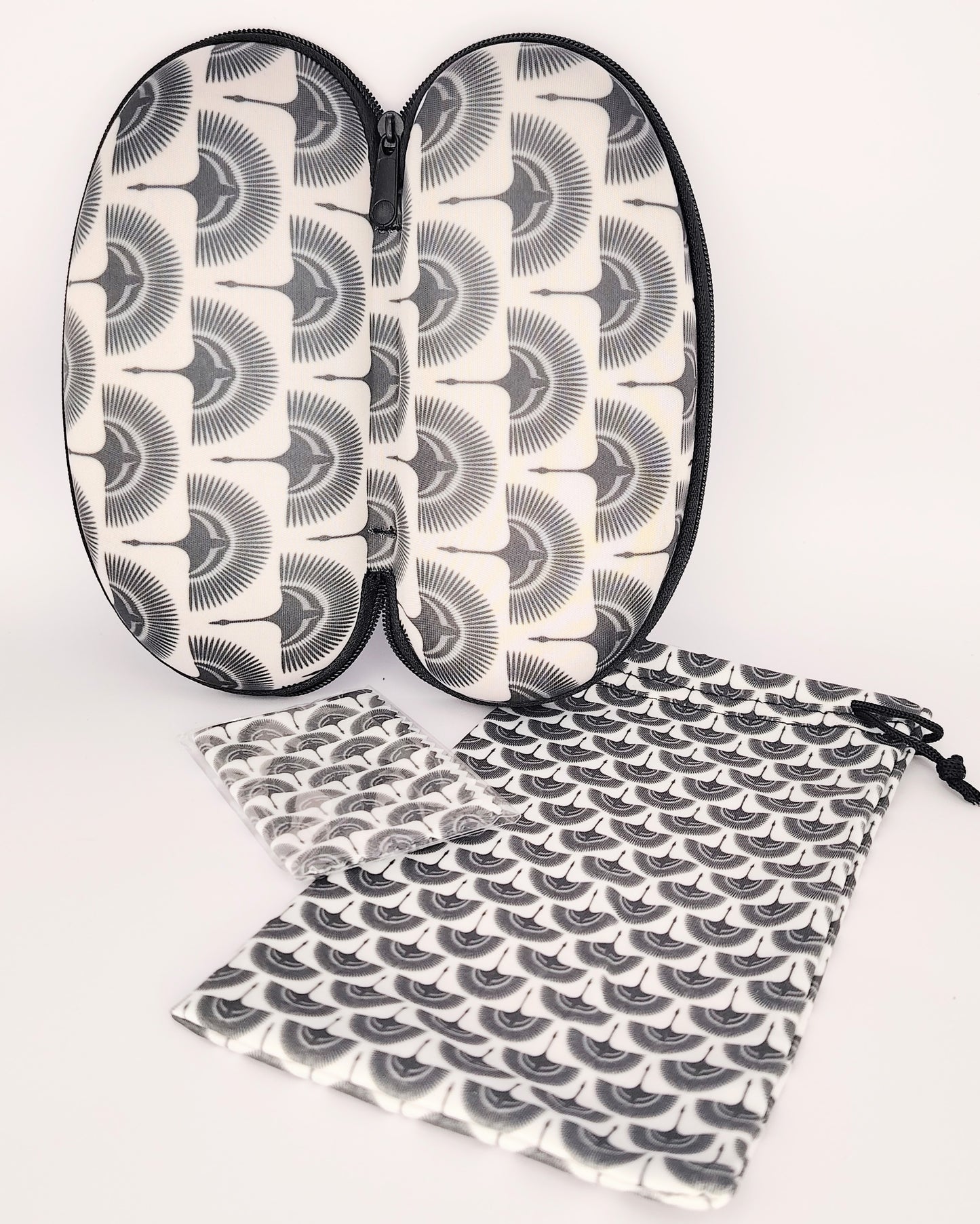 pack para gafas formado por estuche de cremallera, funda de tela blanda y gamuza limpia gafas, todo ello en estampado de abanicos en tono blanco y negro
